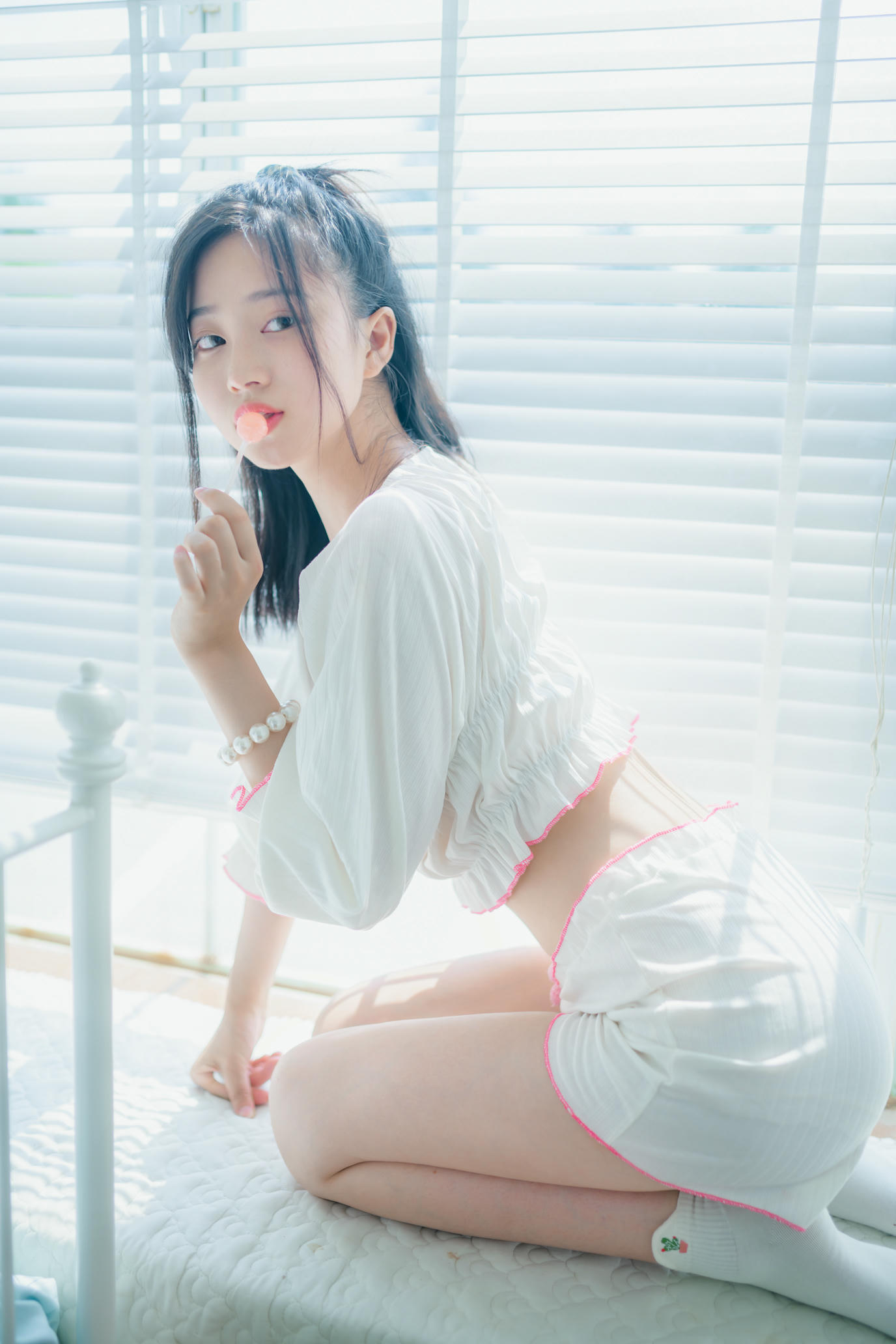 年年 NO.063 爱吃棒棒糖的少女[35P-123.7M]_第1集