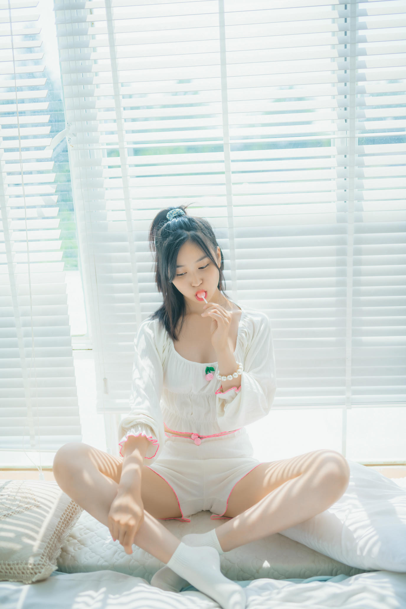 年年 NO.063 爱吃棒棒糖的少女[35P-123.7M]_第1集