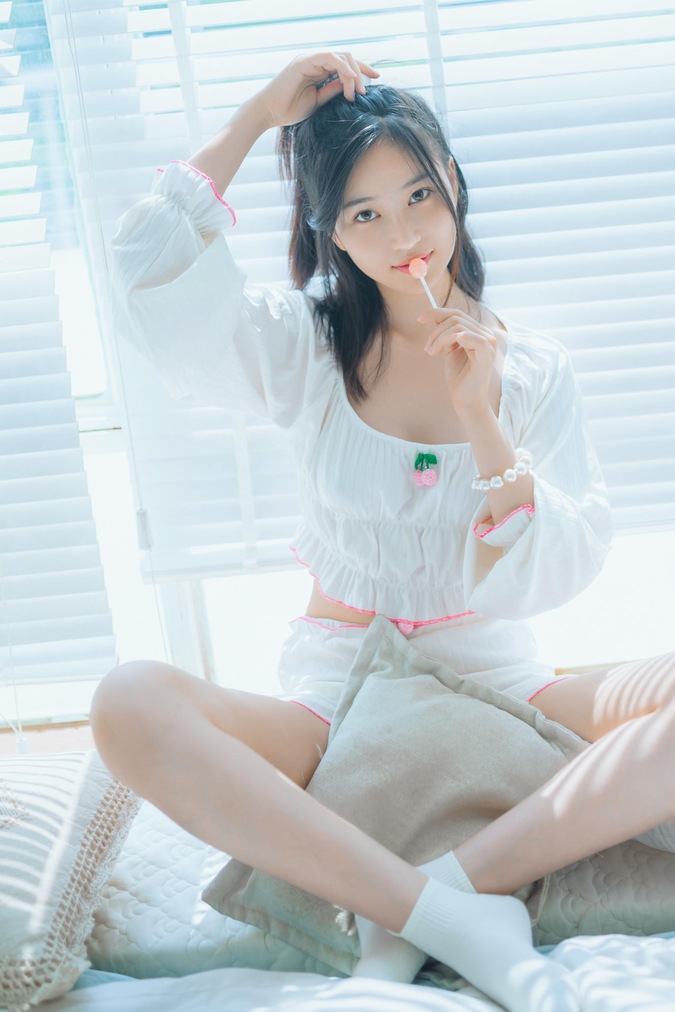 年年 NO.063 爱吃棒棒糖的少女[35P-123.7M]_第1集