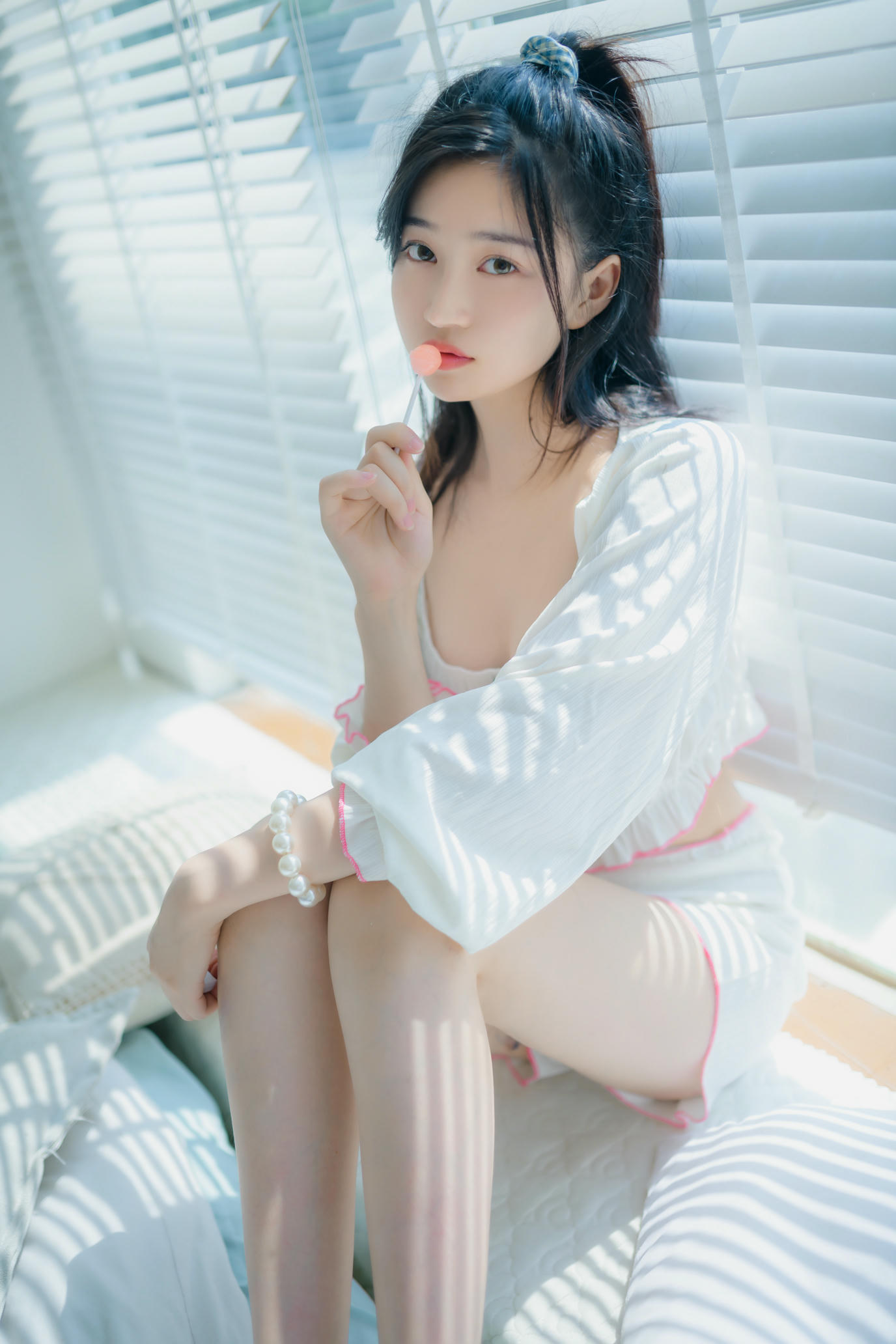 年年 NO.063 爱吃棒棒糖的少女[35P-123.7M]_第1集
