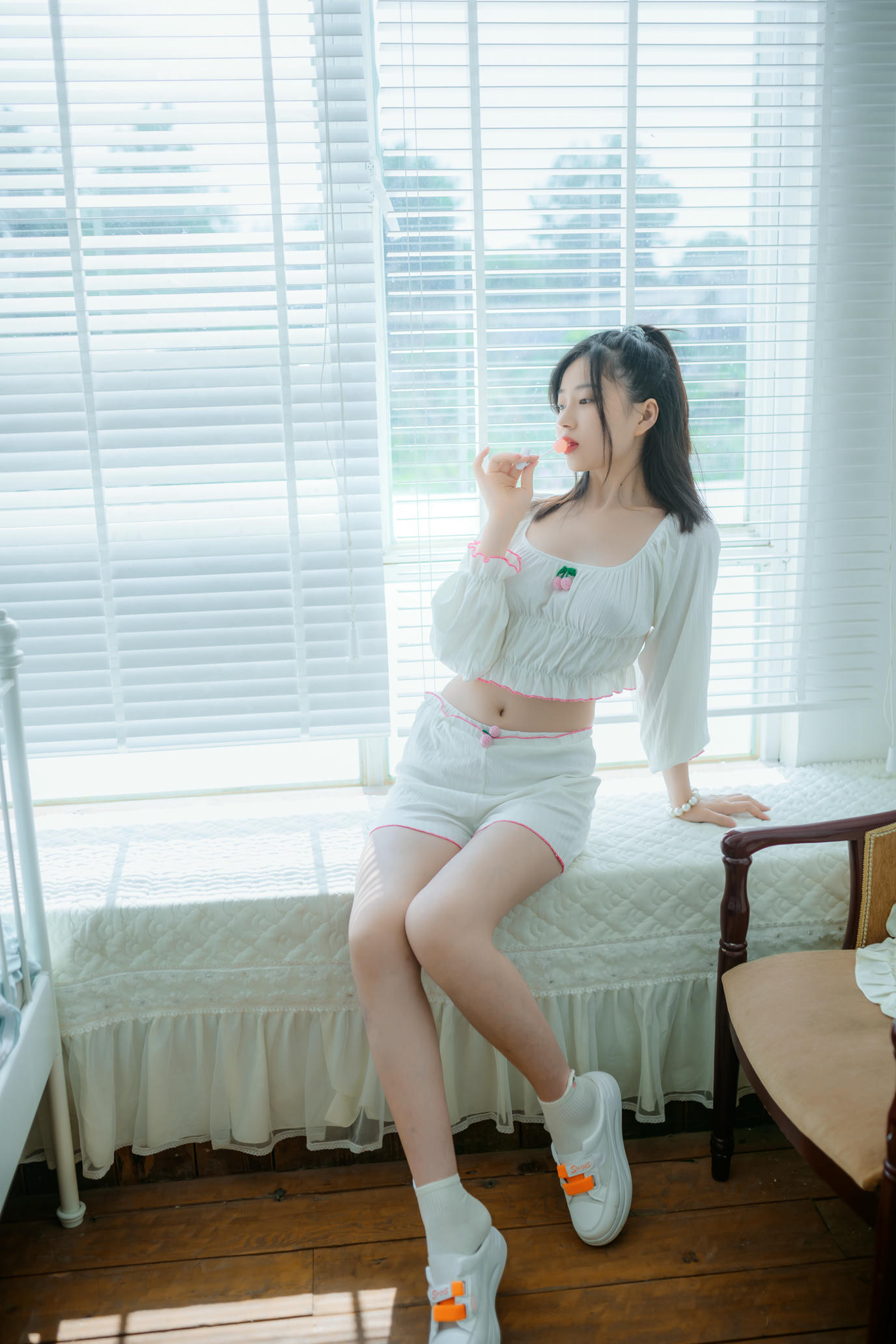 年年 NO.063 爱吃棒棒糖的少女[35P-123.7M]_第1集