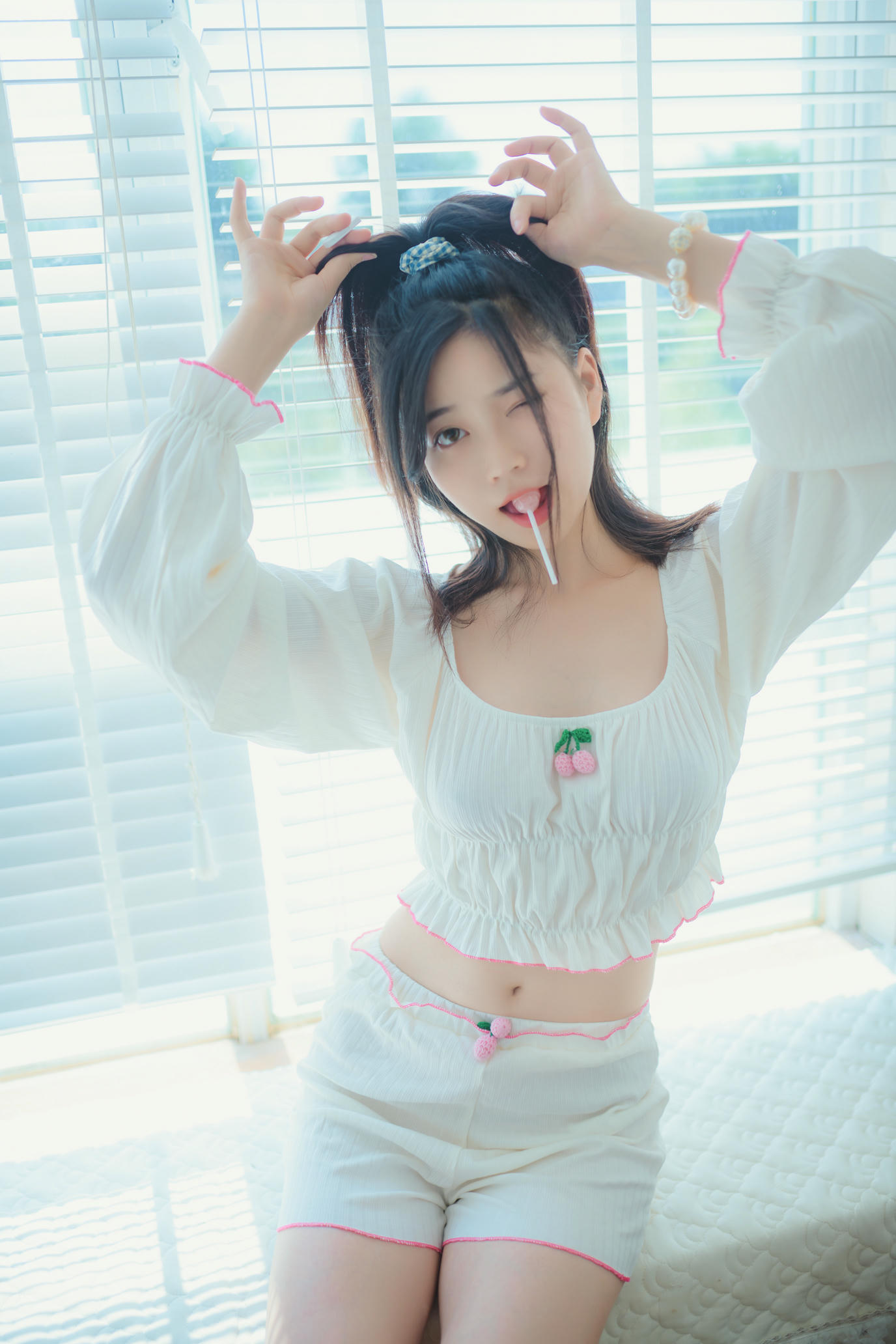 年年 NO.063 爱吃棒棒糖的少女[35P-123.7M]_第1集