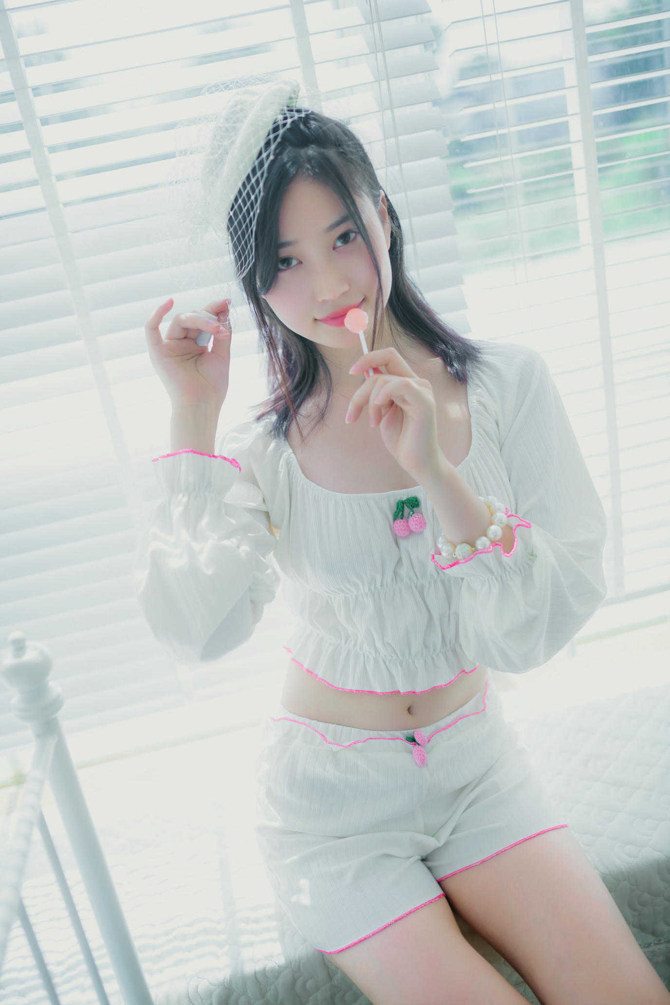 年年 NO.063 爱吃棒棒糖的少女[35P-123.7M]_第1集