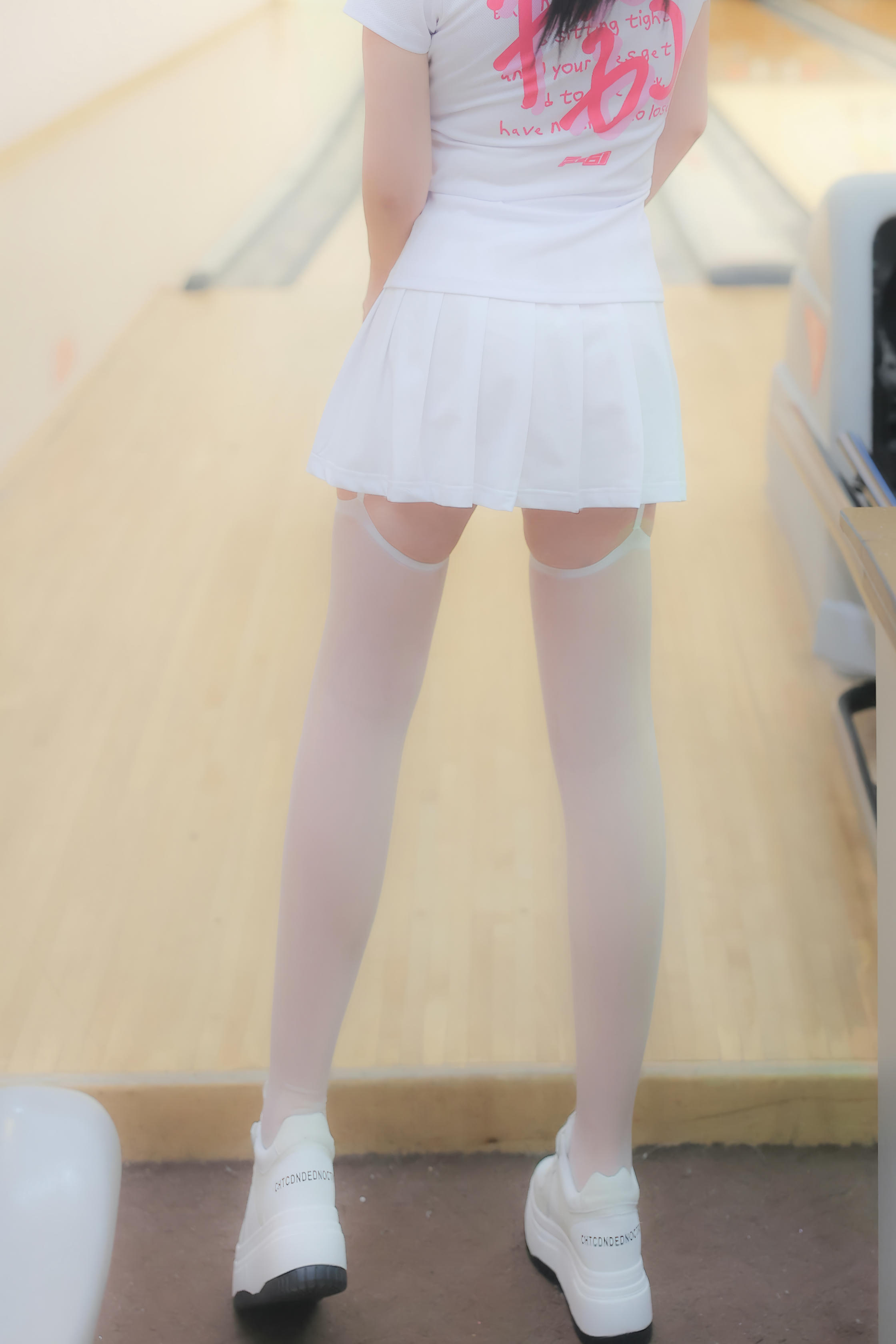 小薯条nienie NO.006 内购无水印 8118 保龄球馆露出 [80P 1.03 GB]_第1集