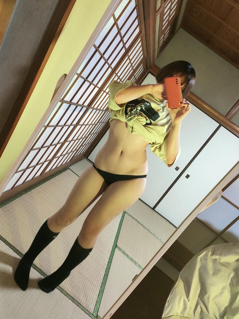 日本cosplay肉肉-2022-08-12 あと1日頑張れば休日だ! [4P1V-64.47MB]_第1集