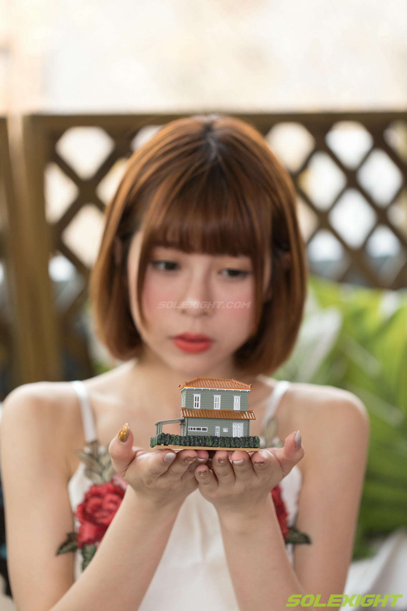 台湾SOLEXIGHT NO.008 Eva-Giantess-Picture（女巨人短发妹人字拖裸足特写脚底）（3000PX-138P）_第1集
