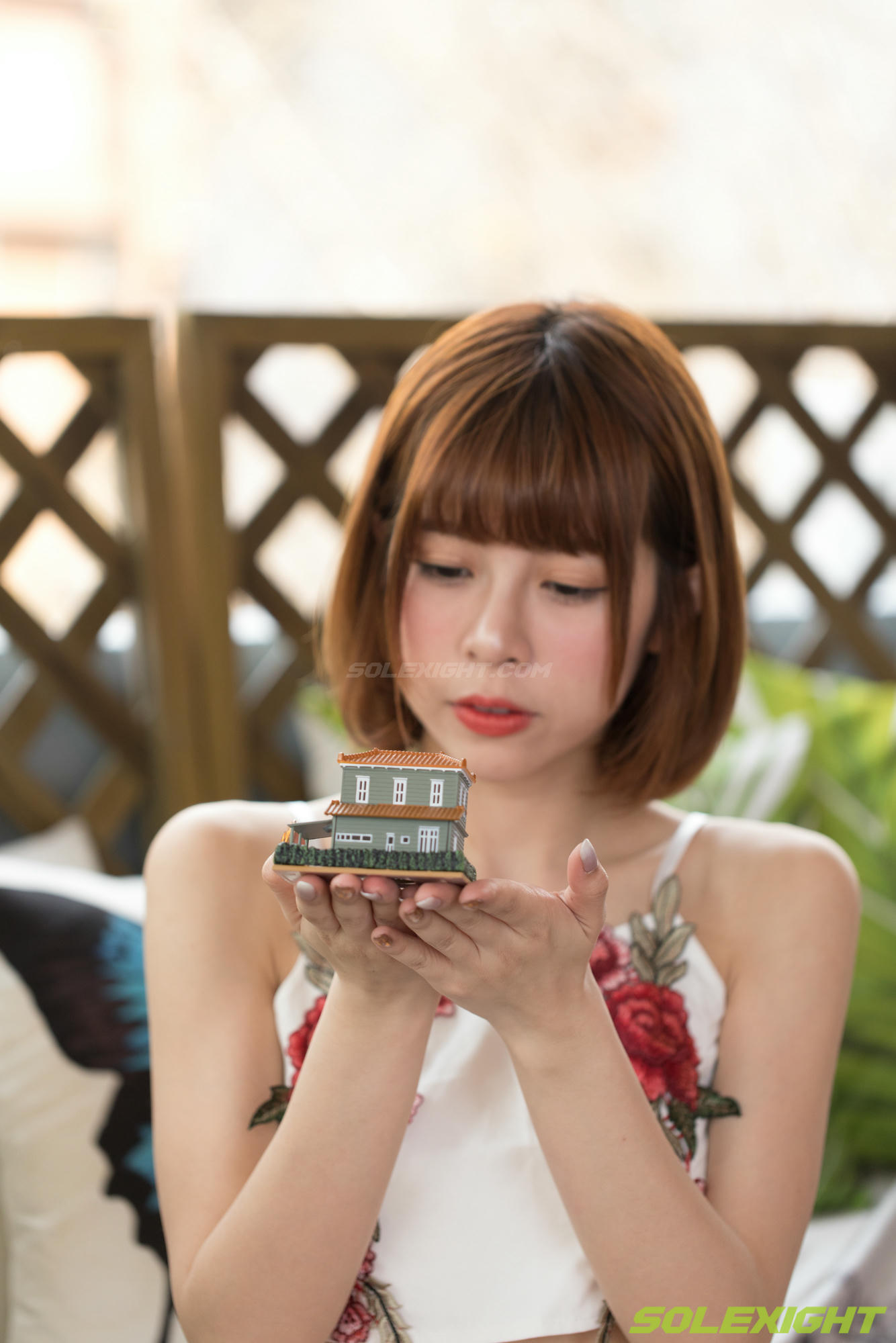 台湾SOLEXIGHT NO.008 Eva-Giantess-Picture（女巨人短发妹人字拖裸足特写脚底）（3000PX-138P）_第1集