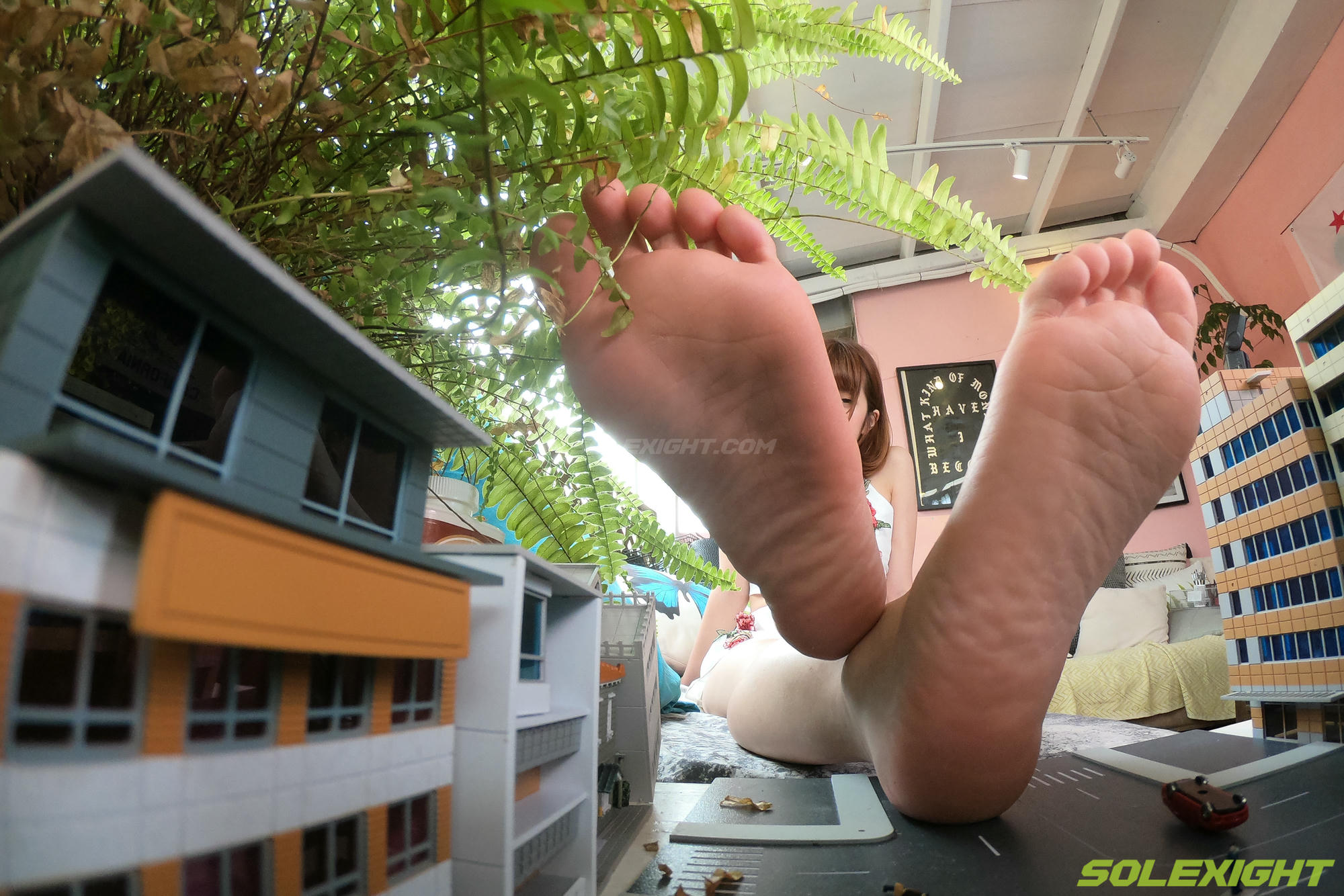 台湾SOLEXIGHT NO.008 Eva-Giantess-Picture（女巨人短发妹人字拖裸足特写脚底）（3000PX-138P）_第5集