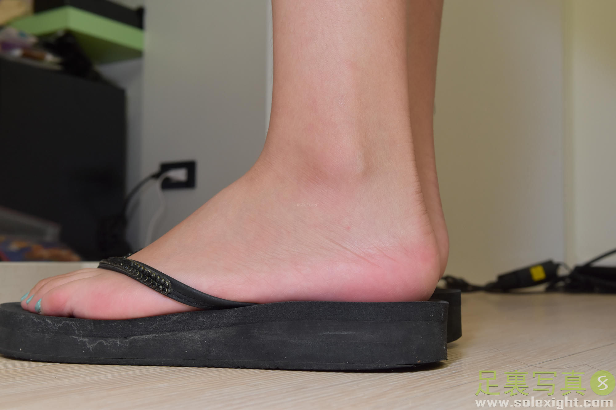 台湾SOLEXIGHT NO.015 Laura (Soles)-Picture（研究生、足底特寫、黑絲足美腿、蓝色指甲）（3000PX-195P）_第5集