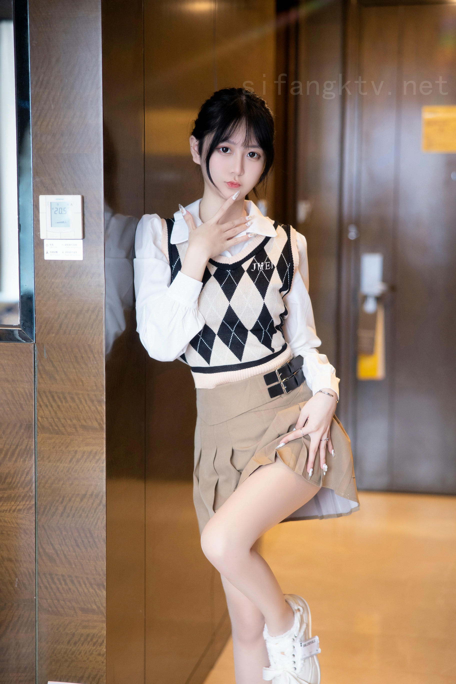 谢小蒽(幼幼)-XIUREN NO.6329 学生制服 [139P+4V 1.55 GB]_第1集