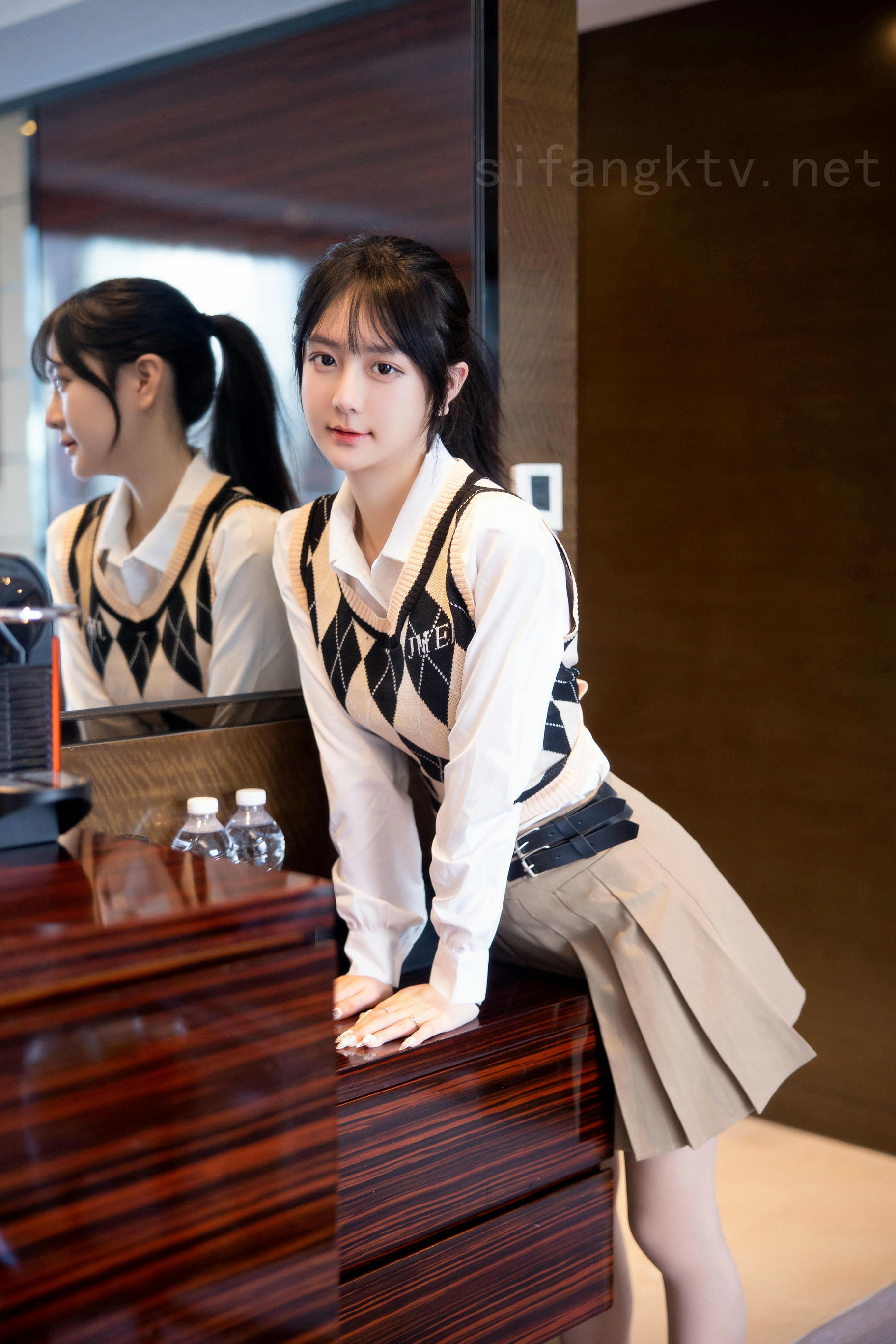 谢小蒽(幼幼)-XIUREN NO.6329 学生制服 [139P+4V 1.55 GB]_第1集