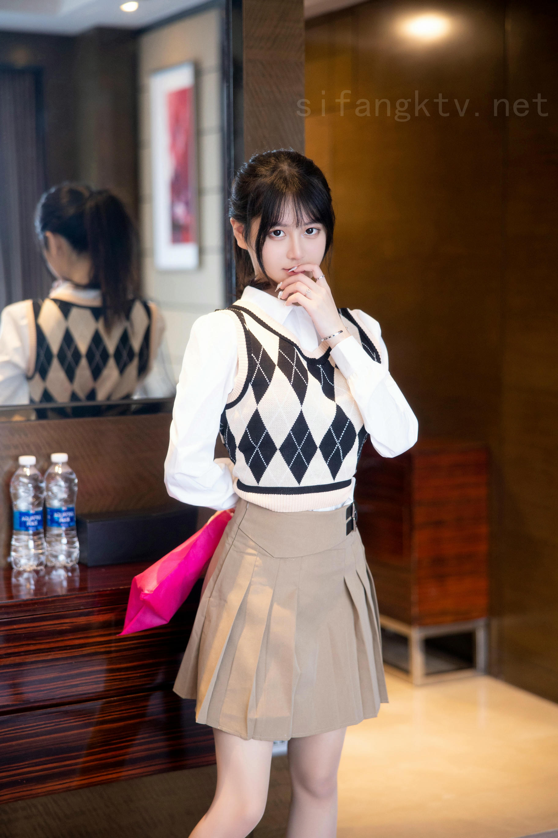 谢小蒽(幼幼)-XIUREN NO.6329 学生制服 [139P+4V 1.55 GB]_第1集