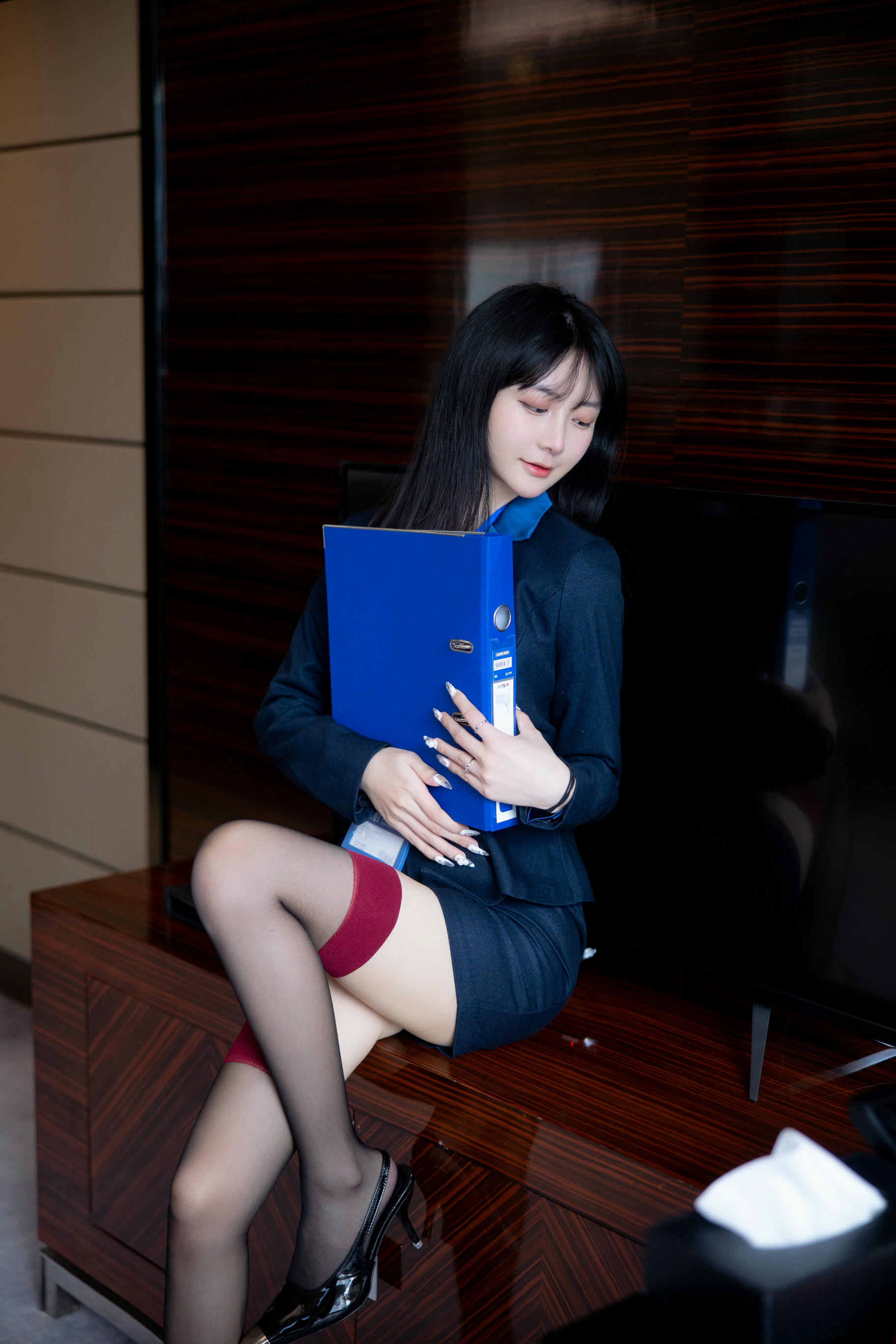 谢小蒽(幼幼)-XIUREN NO.6407 蓝裙OL [132P+1V 1.30 GB]_第1集