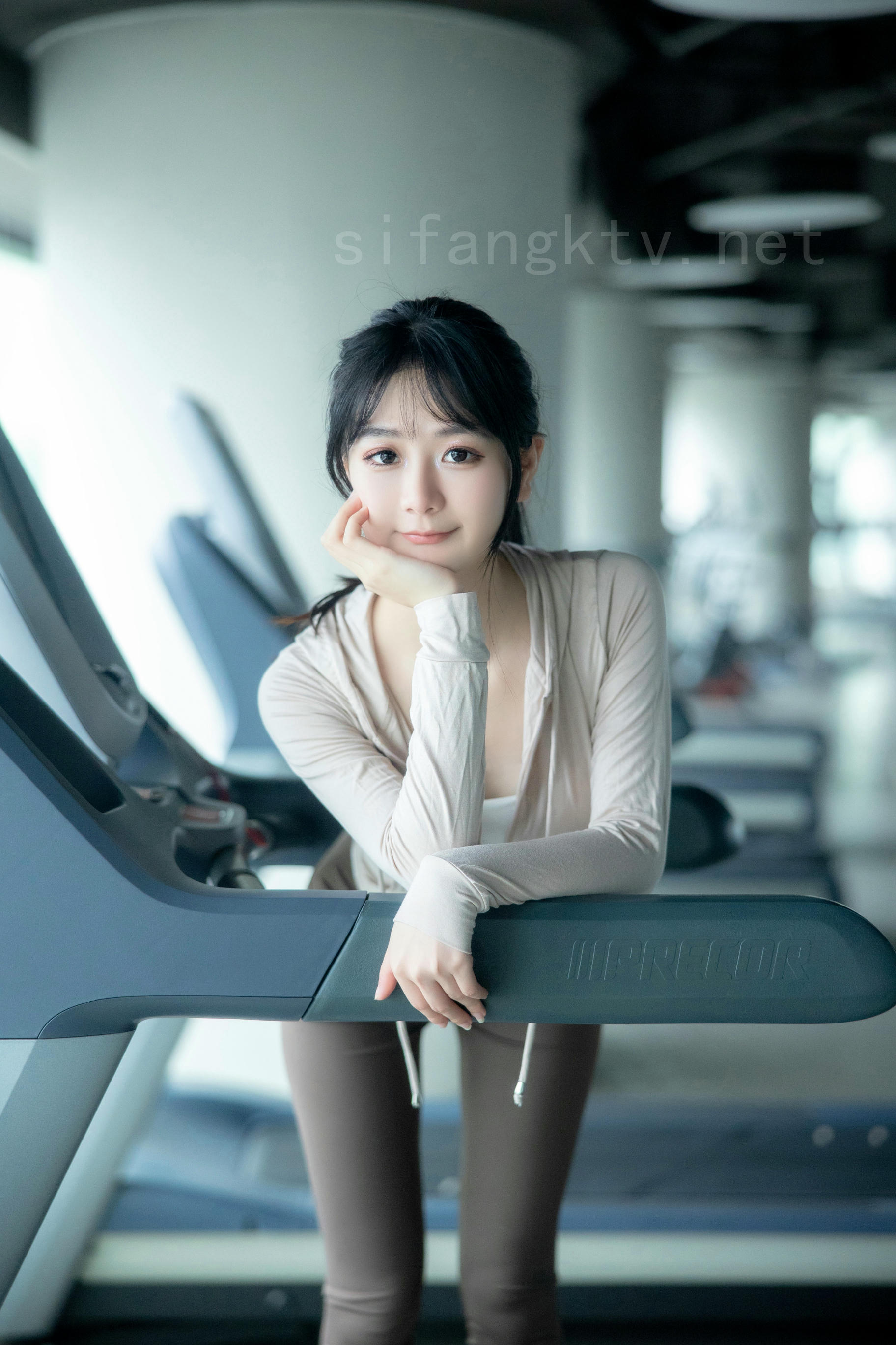 谢小蒽(幼幼)-XIUREN NO.6683 健身房 [137P+2V 1.72 GB]_第1集