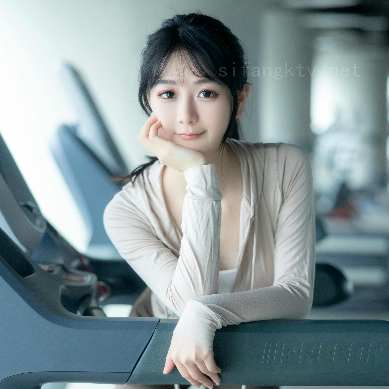 谢小蒽(幼幼)-XIUREN NO.6683 健身房 [137P+2V 1.72 GB]_第1集