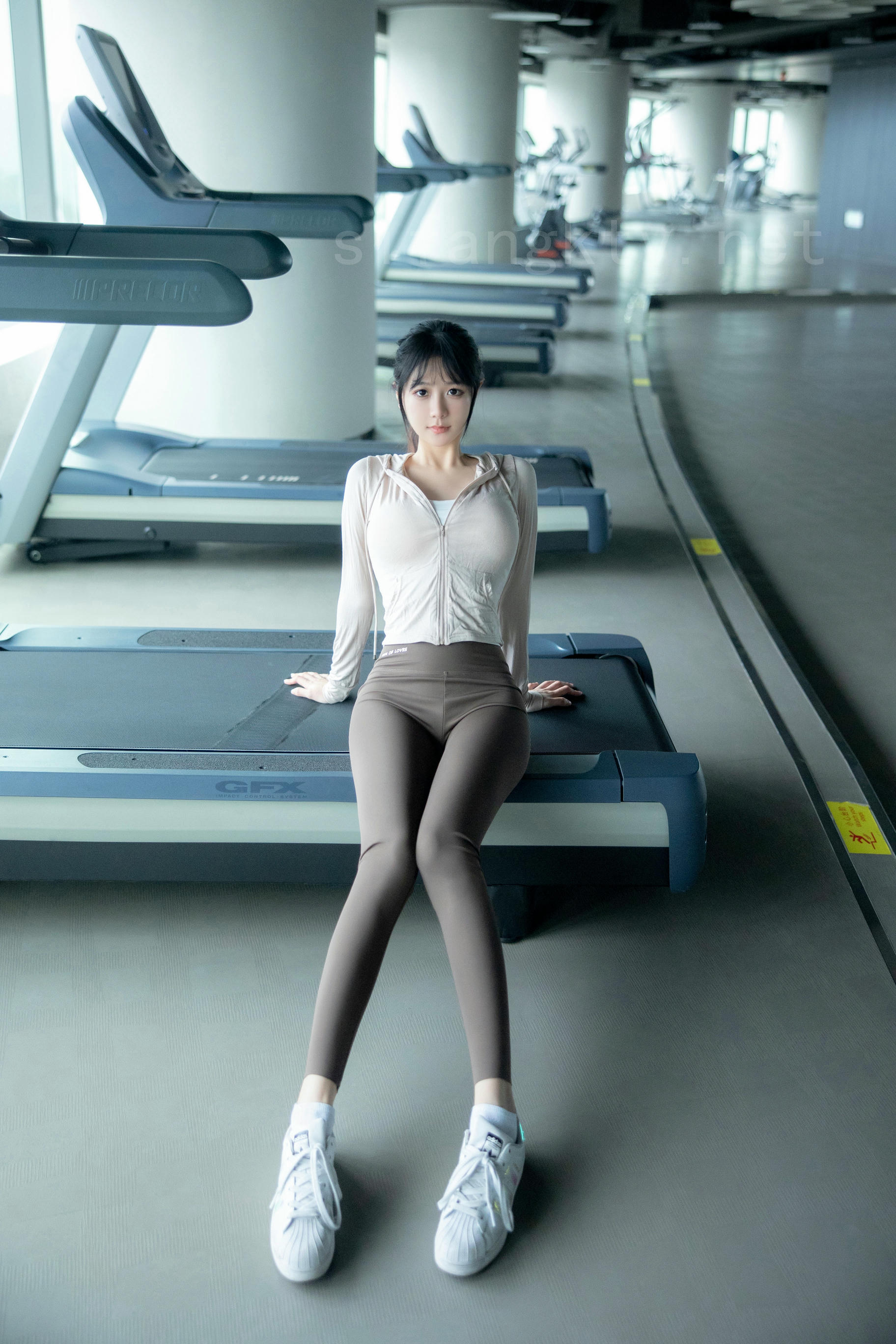 谢小蒽(幼幼)-XIUREN NO.6683 健身房 [137P+2V 1.72 GB]_第1集