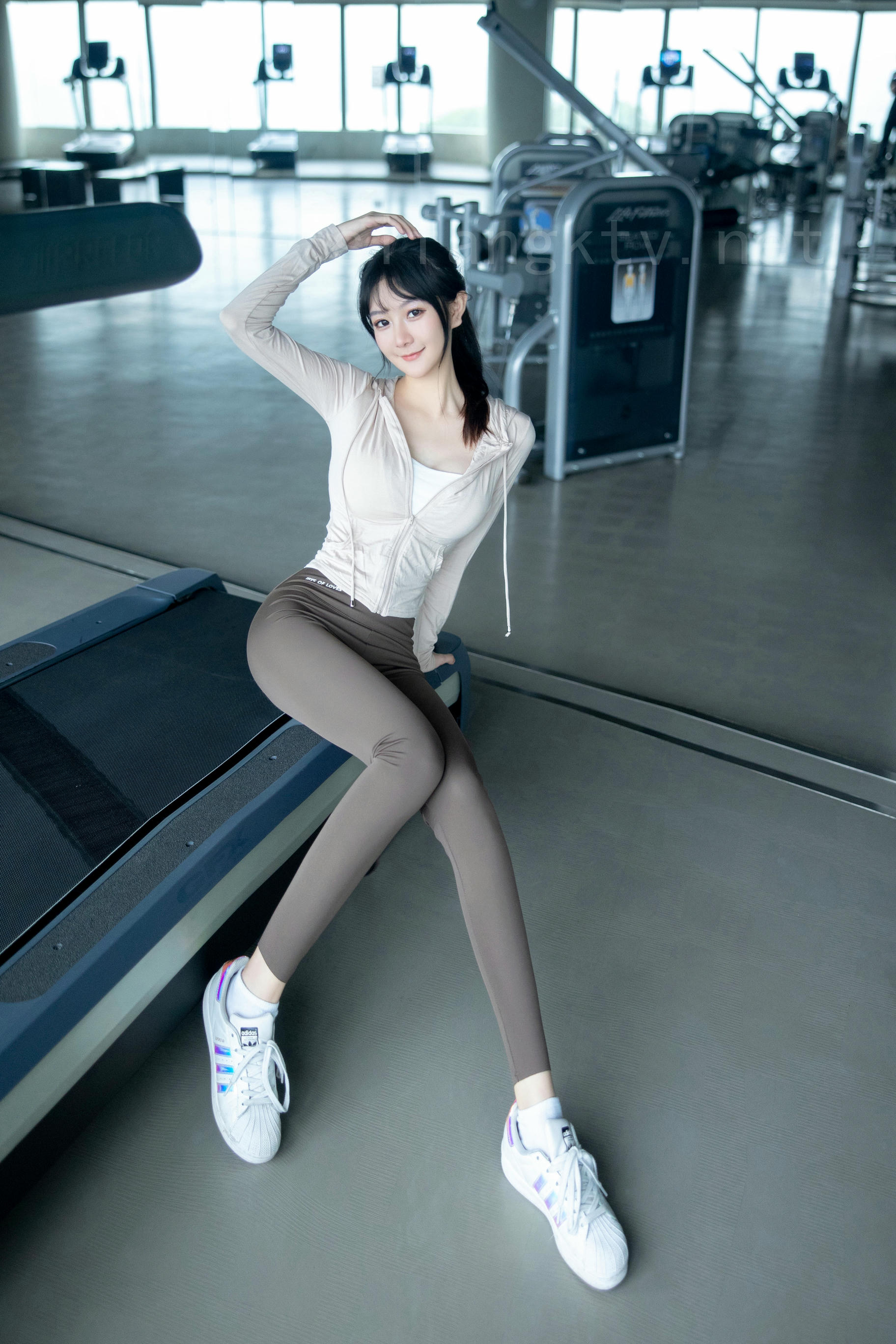谢小蒽(幼幼)-XIUREN NO.6683 健身房 [137P+2V 1.72 GB]_第2集