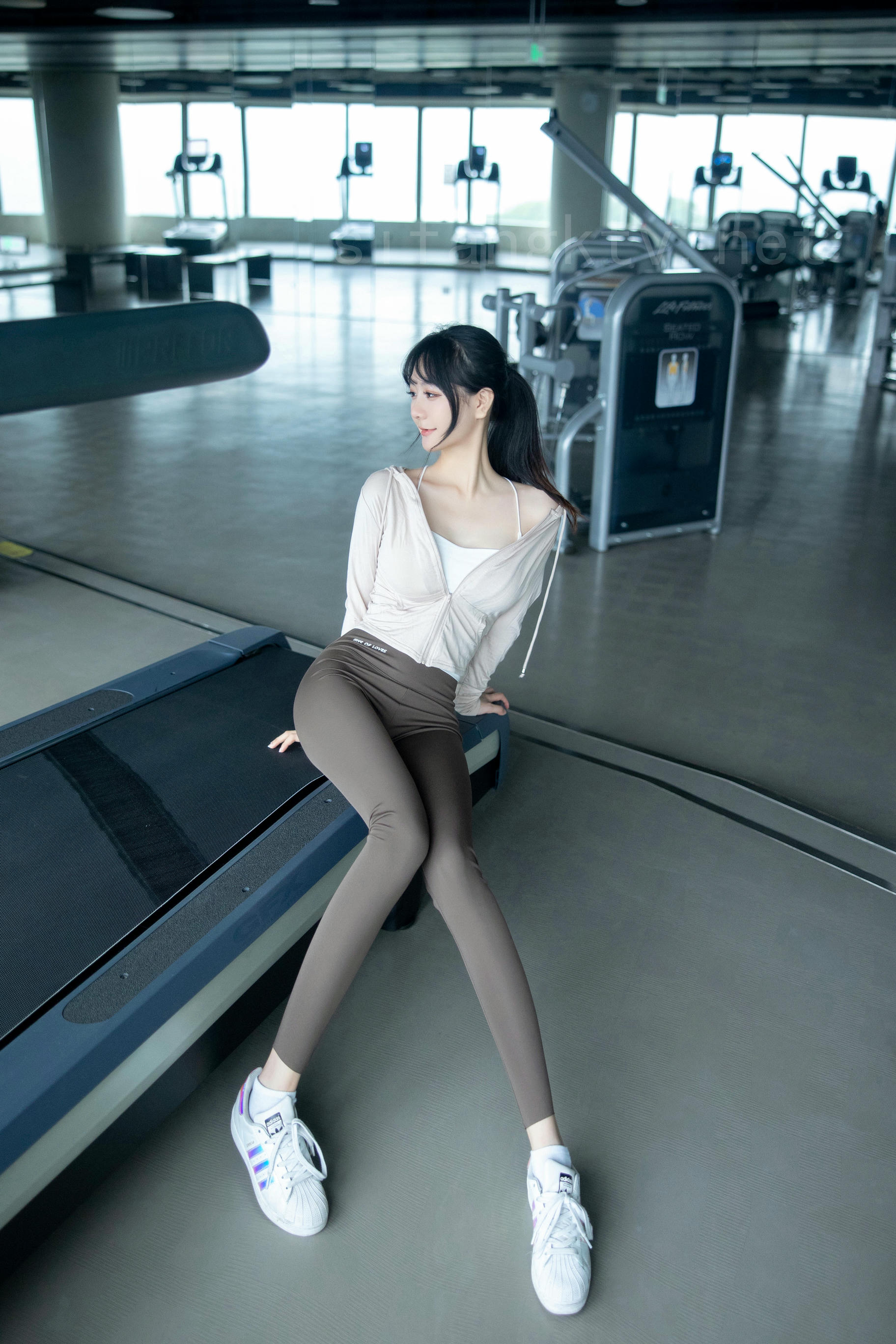 谢小蒽(幼幼)-XIUREN NO.6683 健身房 [137P+2V 1.72 GB]_第2集