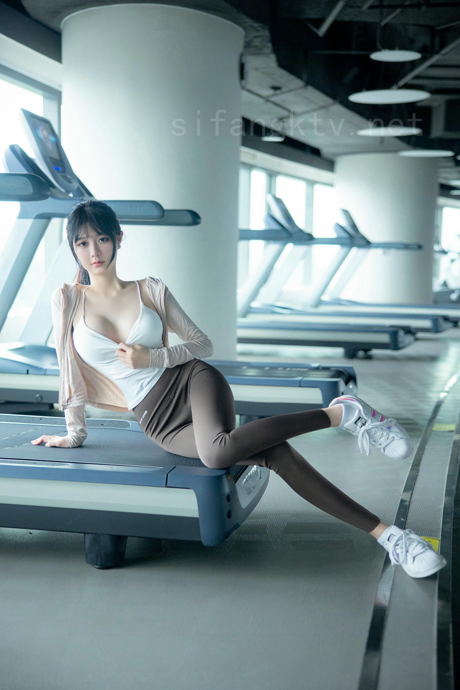 谢小蒽(幼幼)-XIUREN NO.6683 健身房 [137P+2V 1.72 GB]_第2集