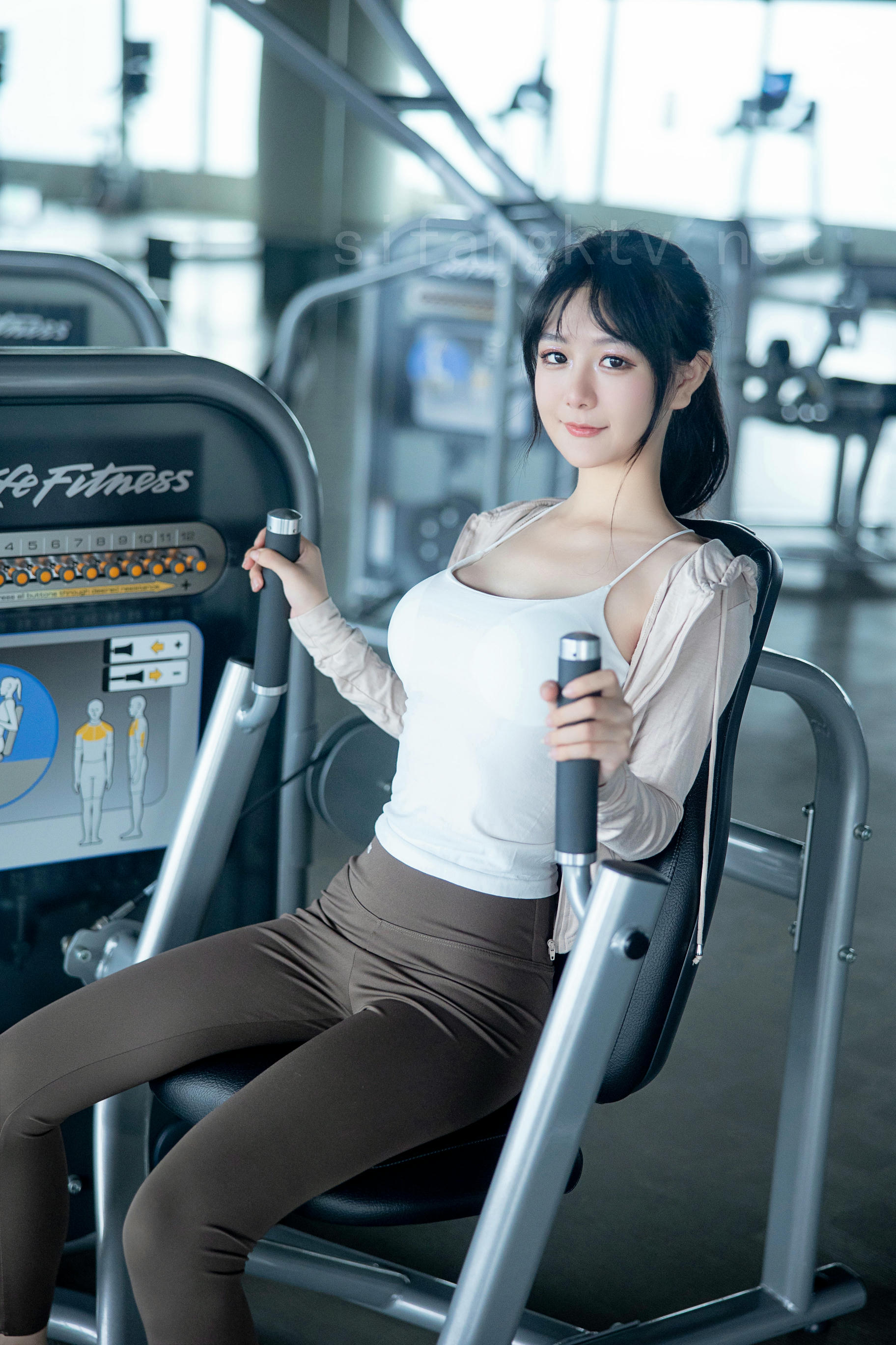 谢小蒽(幼幼)-XIUREN NO.6683 健身房 [137P+2V 1.72 GB]_第2集