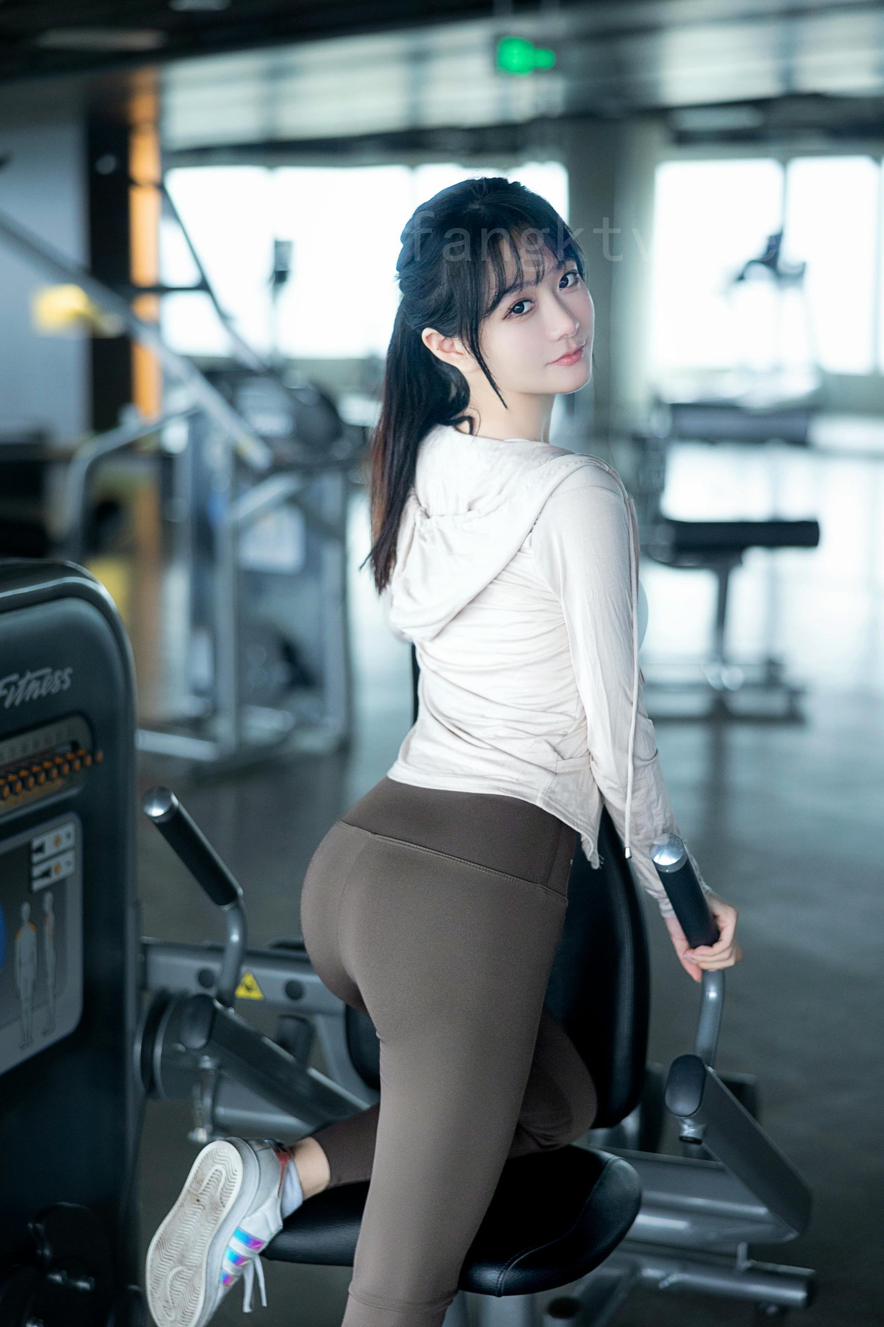 谢小蒽(幼幼)-XIUREN NO.6683 健身房 [137P+2V 1.72 GB]_第2集