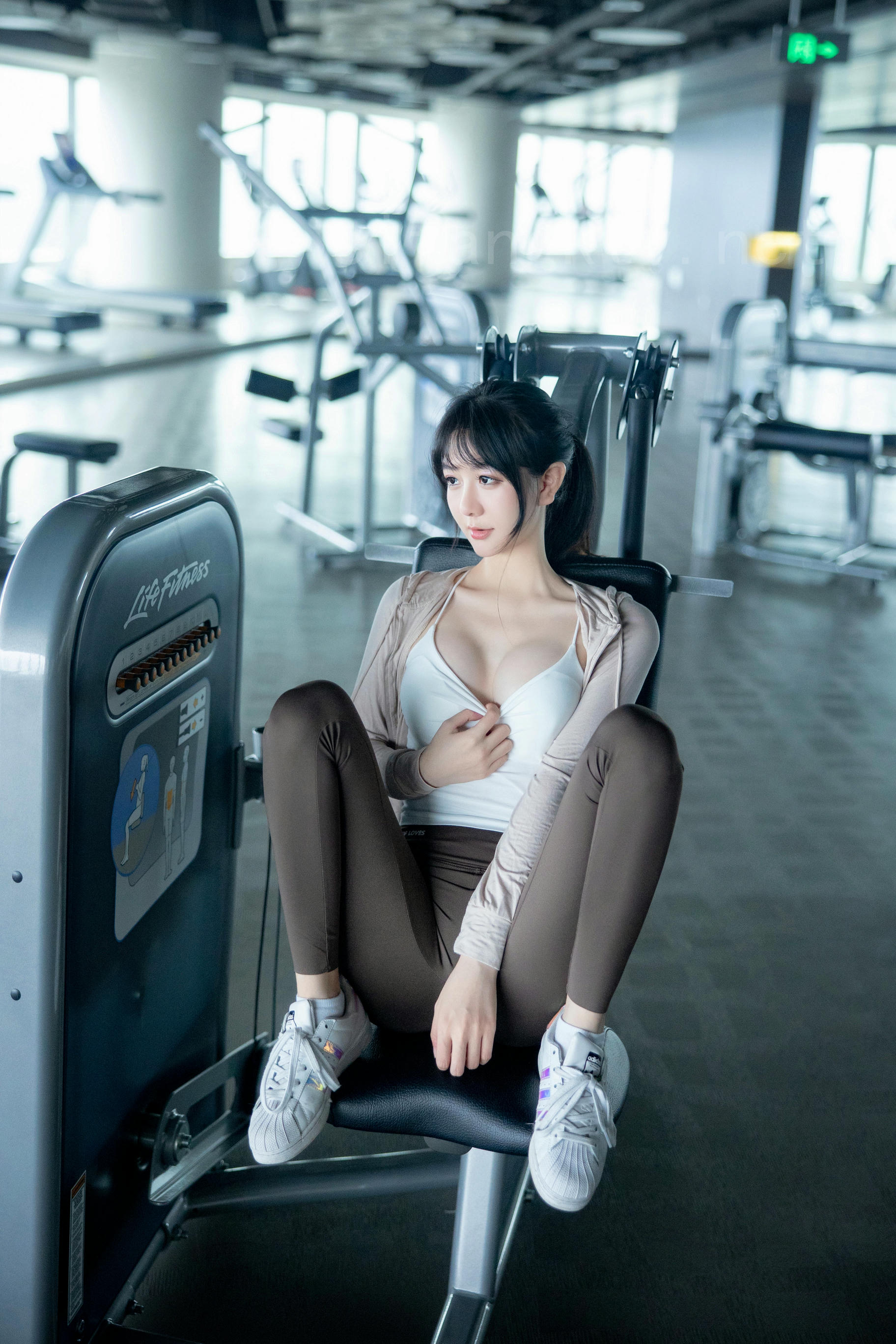 谢小蒽(幼幼)-XIUREN NO.6683 健身房 [137P+2V 1.72 GB]_第3集