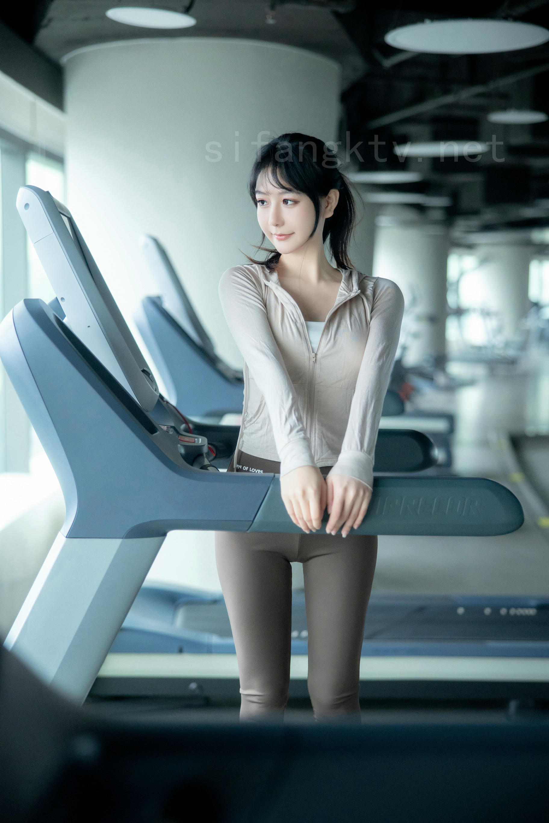 谢小蒽(幼幼)-XIUREN NO.6683 健身房 [137P+2V 1.72 GB]_第1集