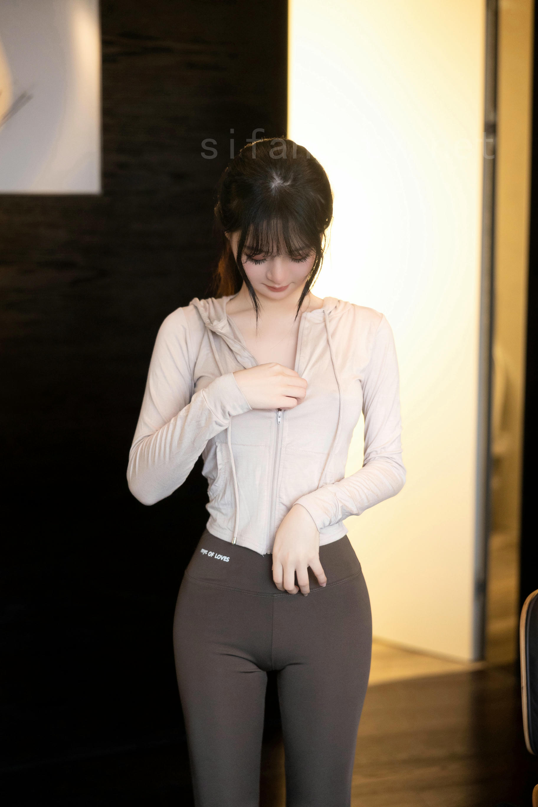 谢小蒽(幼幼)-XIUREN NO.6683 健身房 [137P+2V 1.72 GB]_第5集