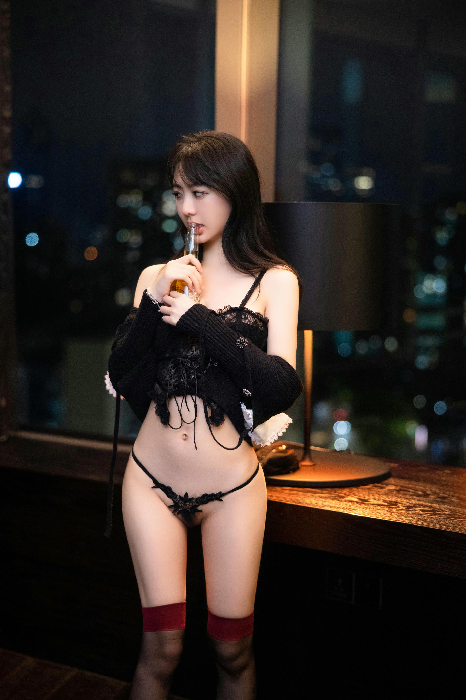 谢小蒽(幼幼)-XIUREN NO.6724 黑丝喝酒 [92P+1V 1.02 GB]_第2集