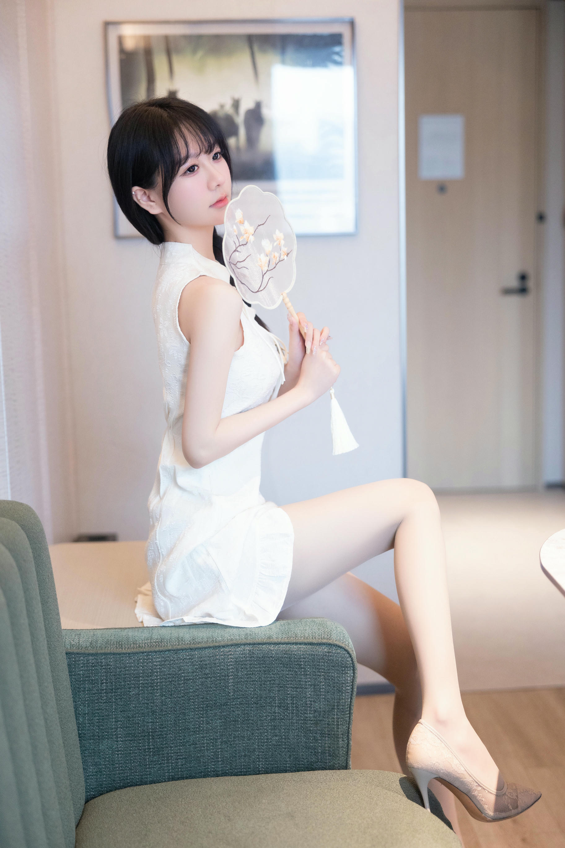 谢小蒽(幼幼)-XIUREN NO.6813 白色旗袍 [88P+1V 1.15 GB]_第1集
