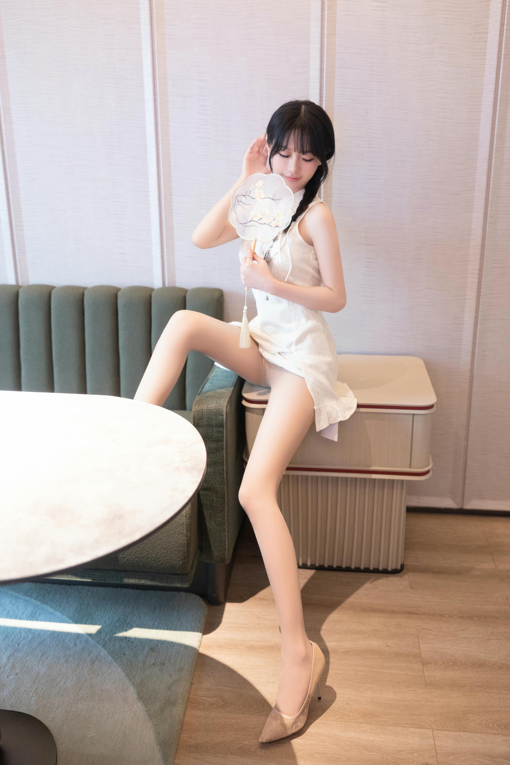 谢小蒽(幼幼)-XIUREN NO.6813 白色旗袍 [88P+1V 1.15 GB]_第1集