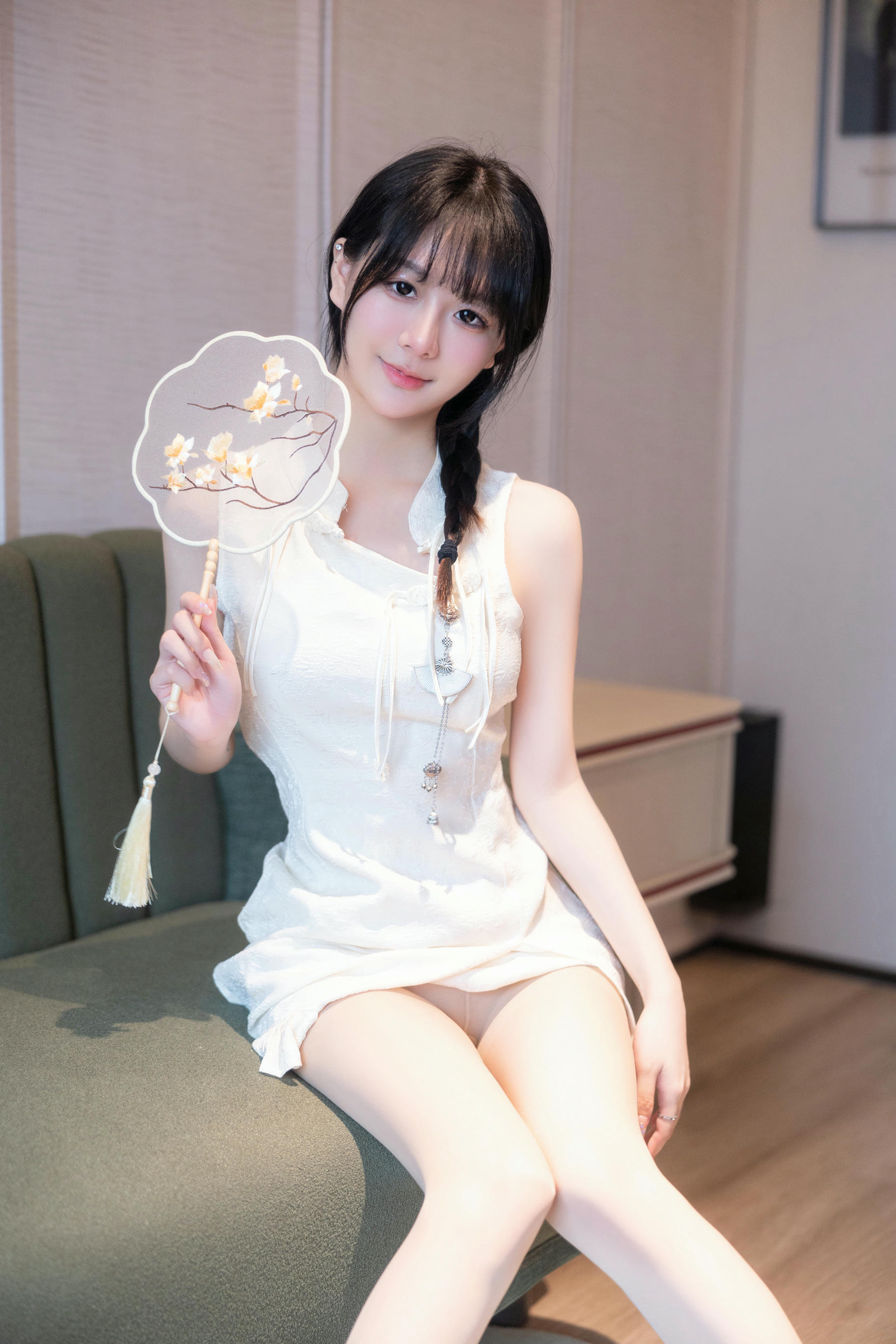 谢小蒽(幼幼)-XIUREN NO.6813 白色旗袍 [88P+1V 1.15 GB]_第1集