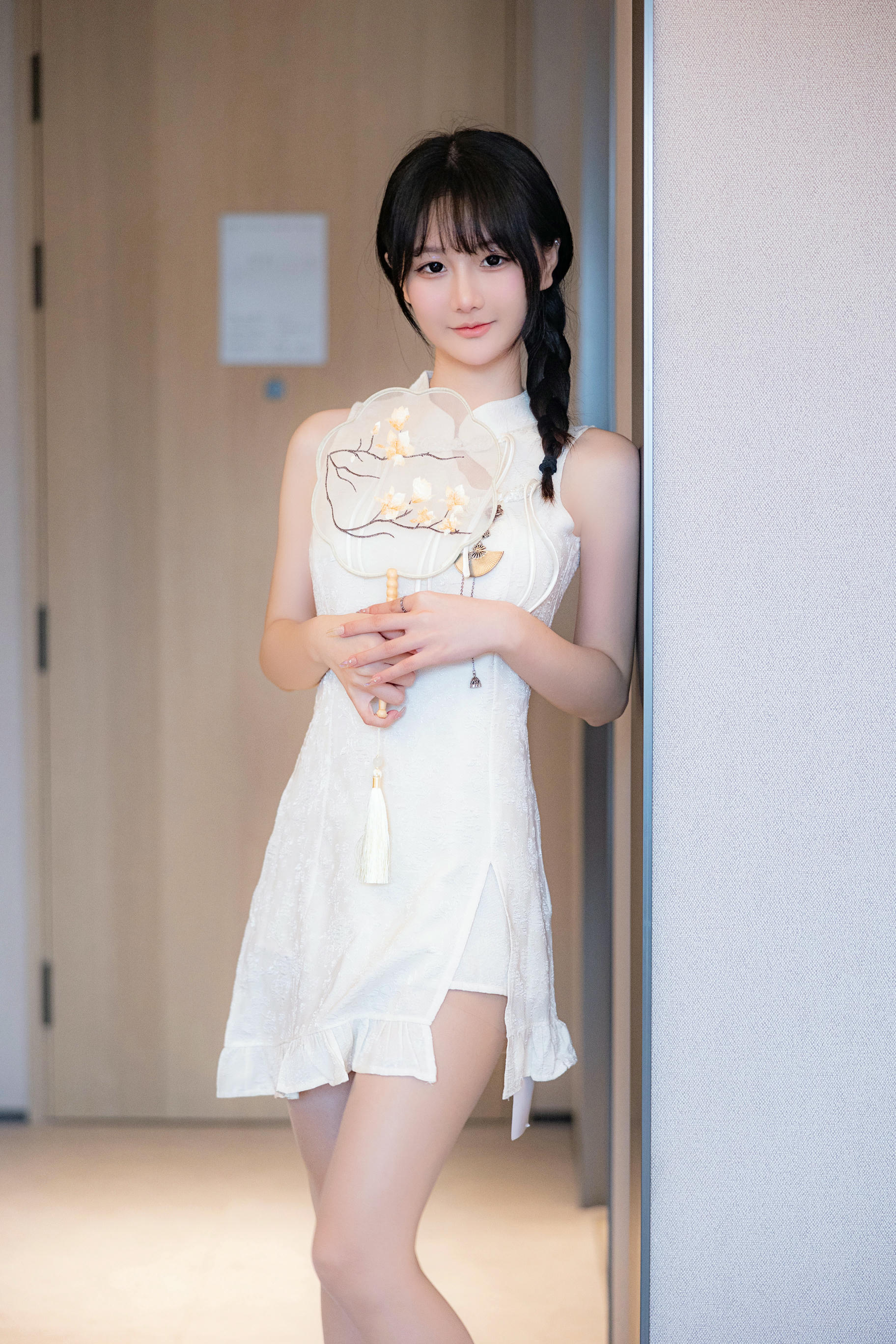 谢小蒽(幼幼)-XIUREN NO.6813 白色旗袍 [88P+1V 1.15 GB]_第1集