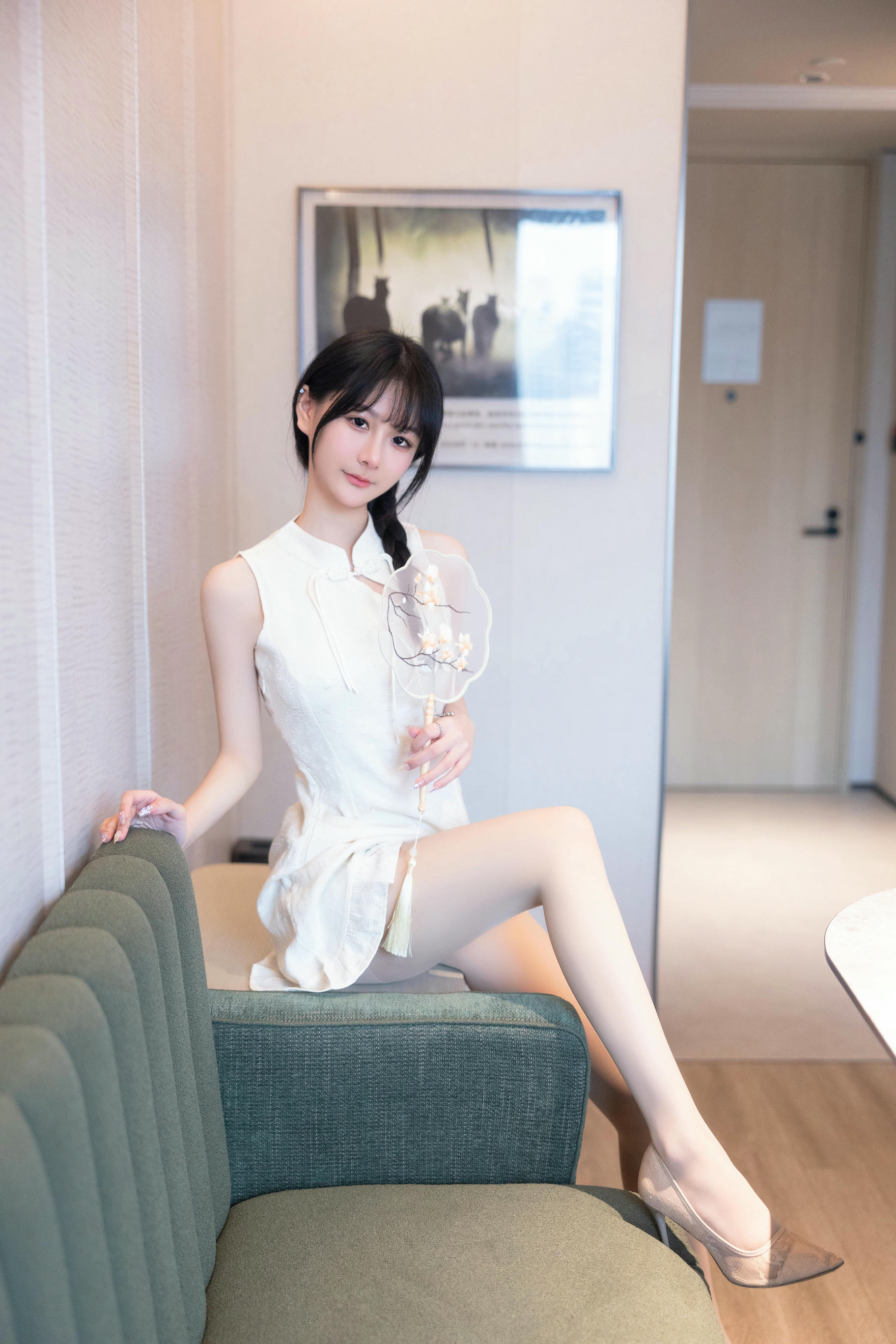 谢小蒽(幼幼)-XIUREN NO.6813 白色旗袍 [88P+1V 1.15 GB]_第1集