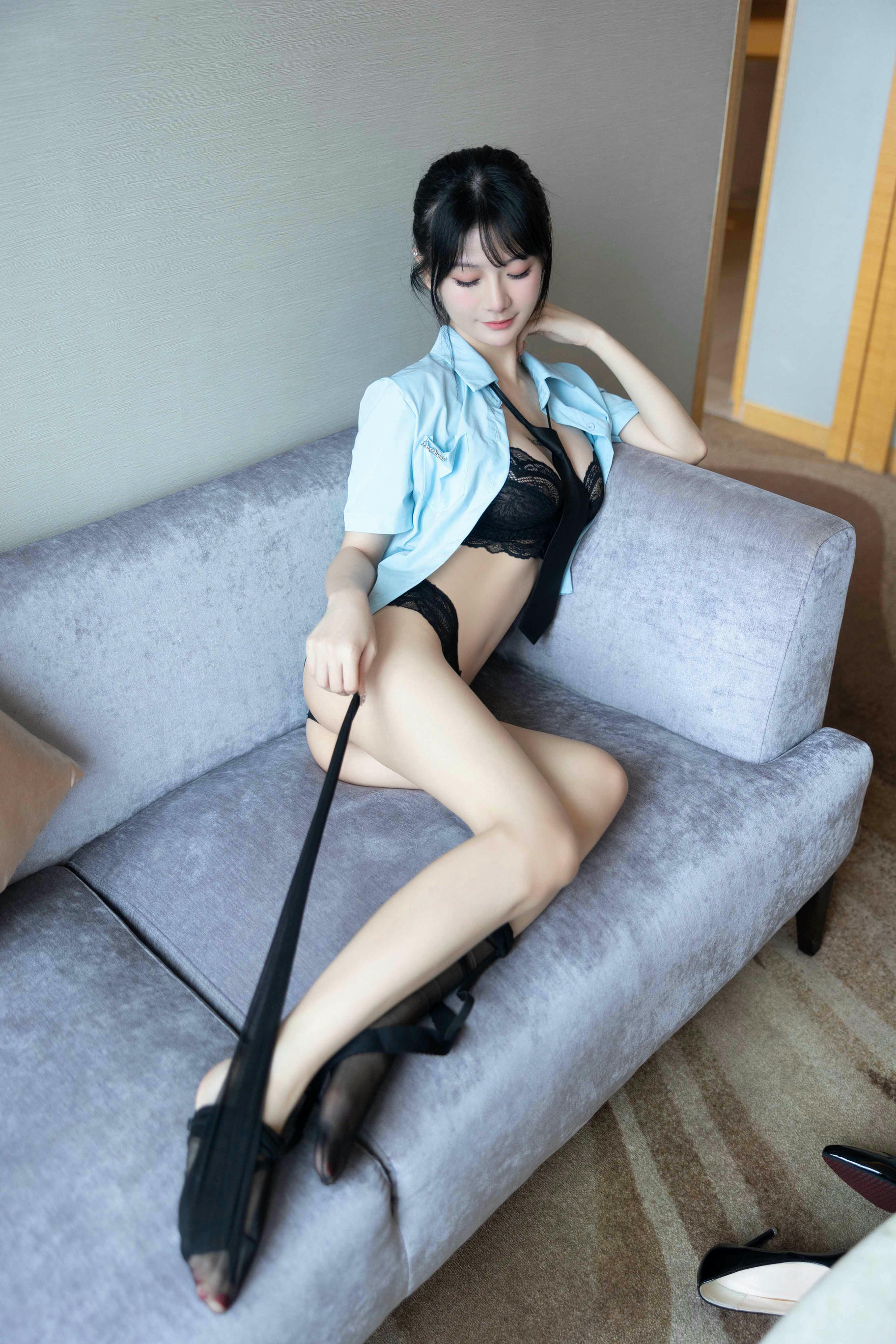 谢小蒽(幼幼)-XIUREN NO.6892 蓝色衬衫 [99P+1V 948.12 MB]_第3集
