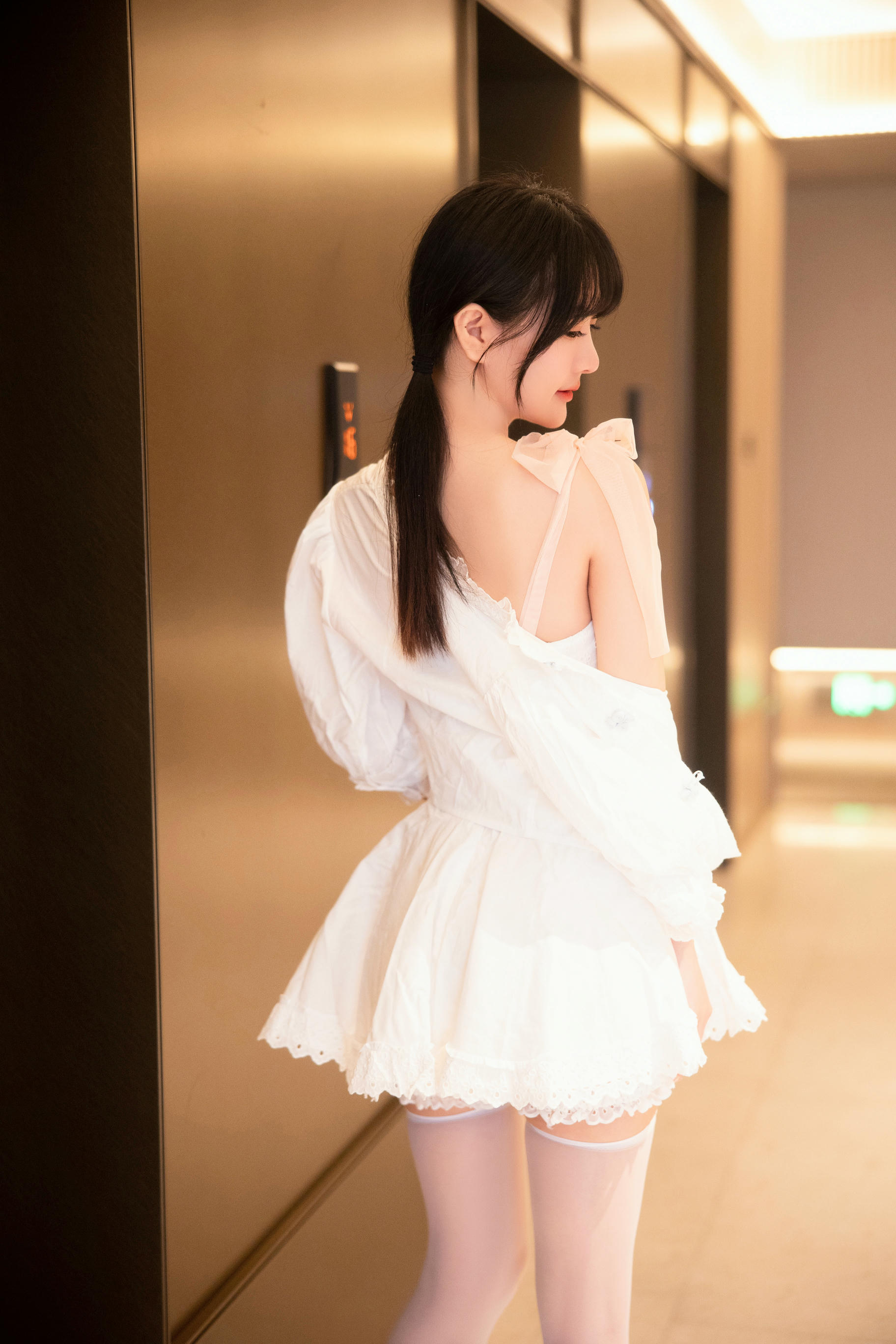 谢小蒽(幼幼)-XIUREN NO.6933 白丝白裙 [94P+1V 1.15 GB]_第1集