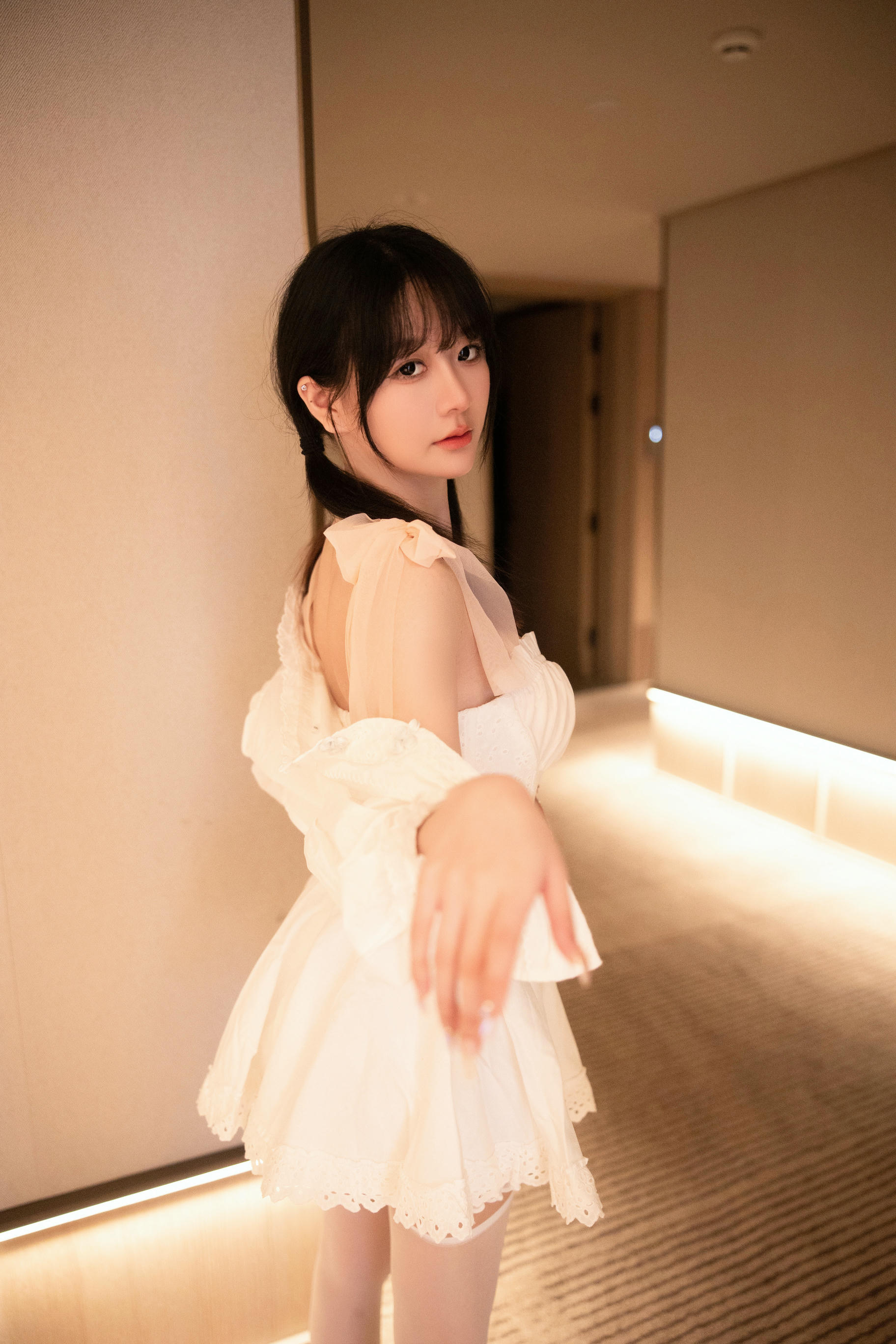 谢小蒽(幼幼)-XIUREN NO.6933 白丝白裙 [94P+1V 1.15 GB]_第1集