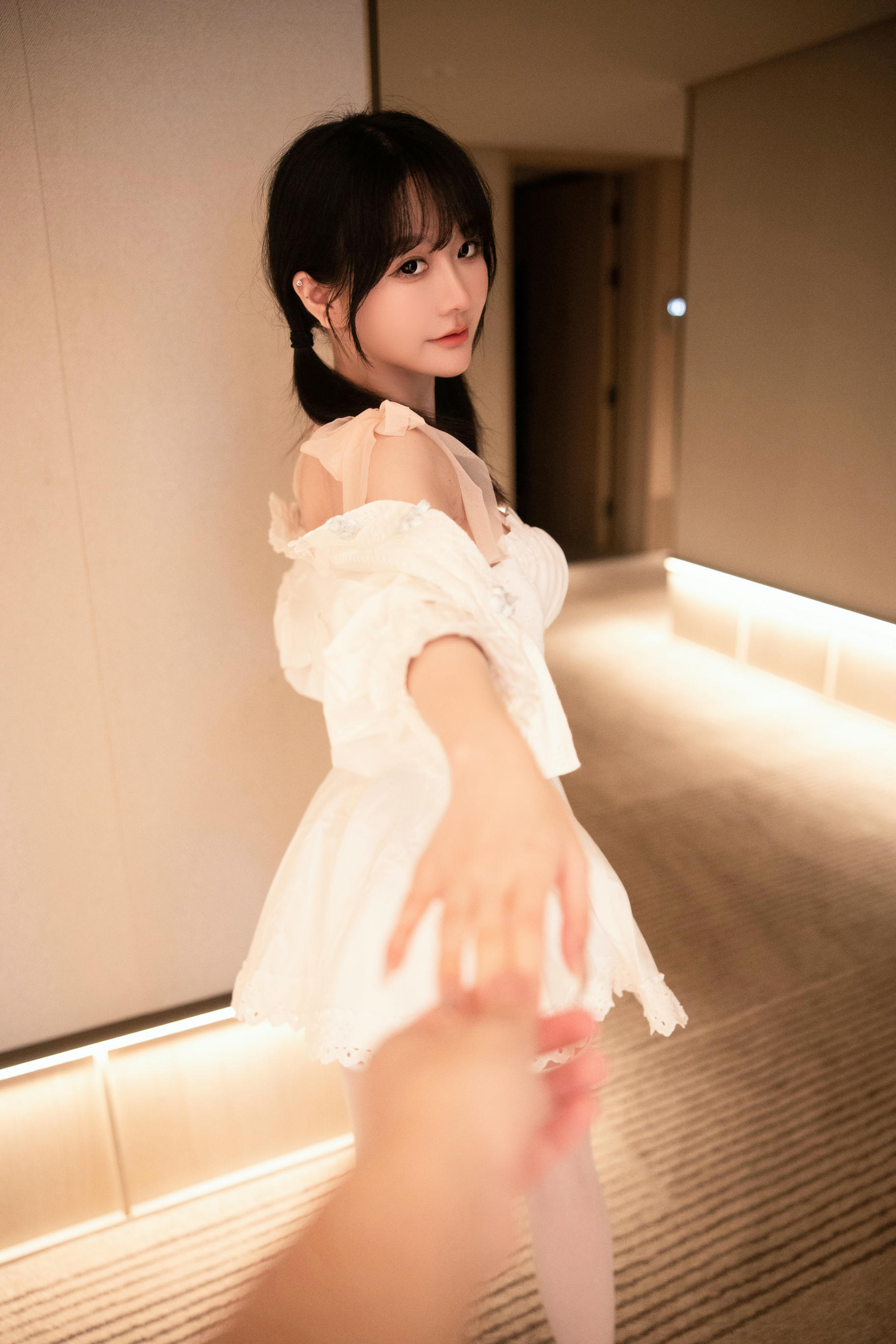 谢小蒽(幼幼)-XIUREN NO.6933 白丝白裙 [94P+1V 1.15 GB]_第1集