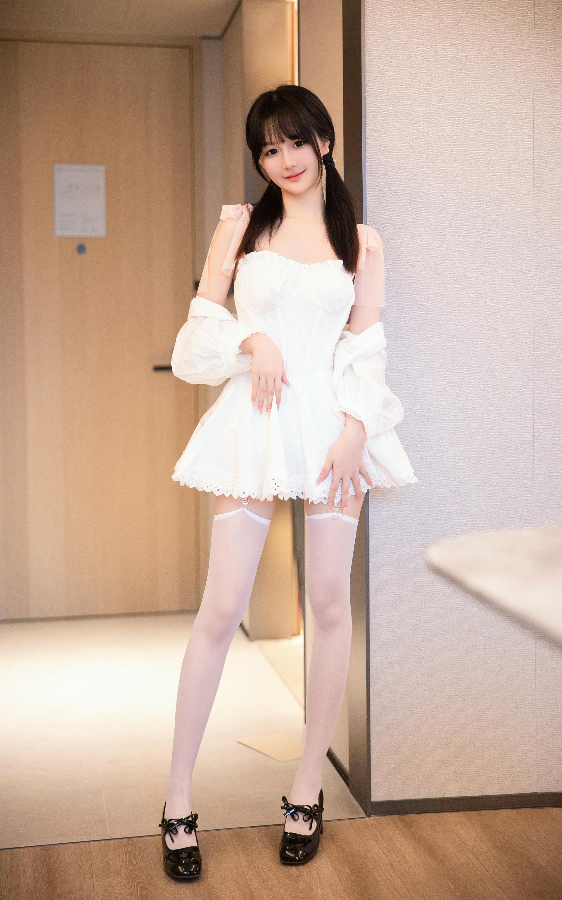 谢小蒽(幼幼)-XIUREN NO.6933 白丝白裙 [94P+1V 1.15 GB]_第1集