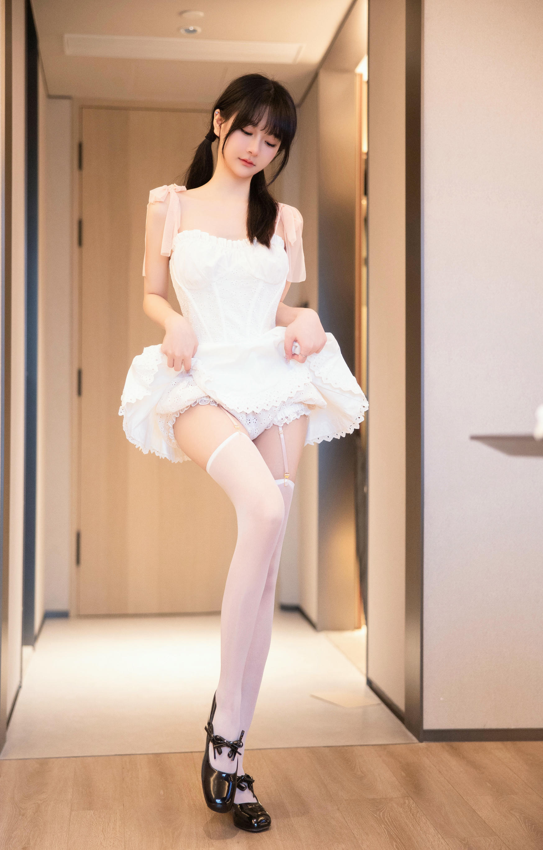 谢小蒽(幼幼)-XIUREN NO.6933 白丝白裙 [94P+1V 1.15 GB]_第2集