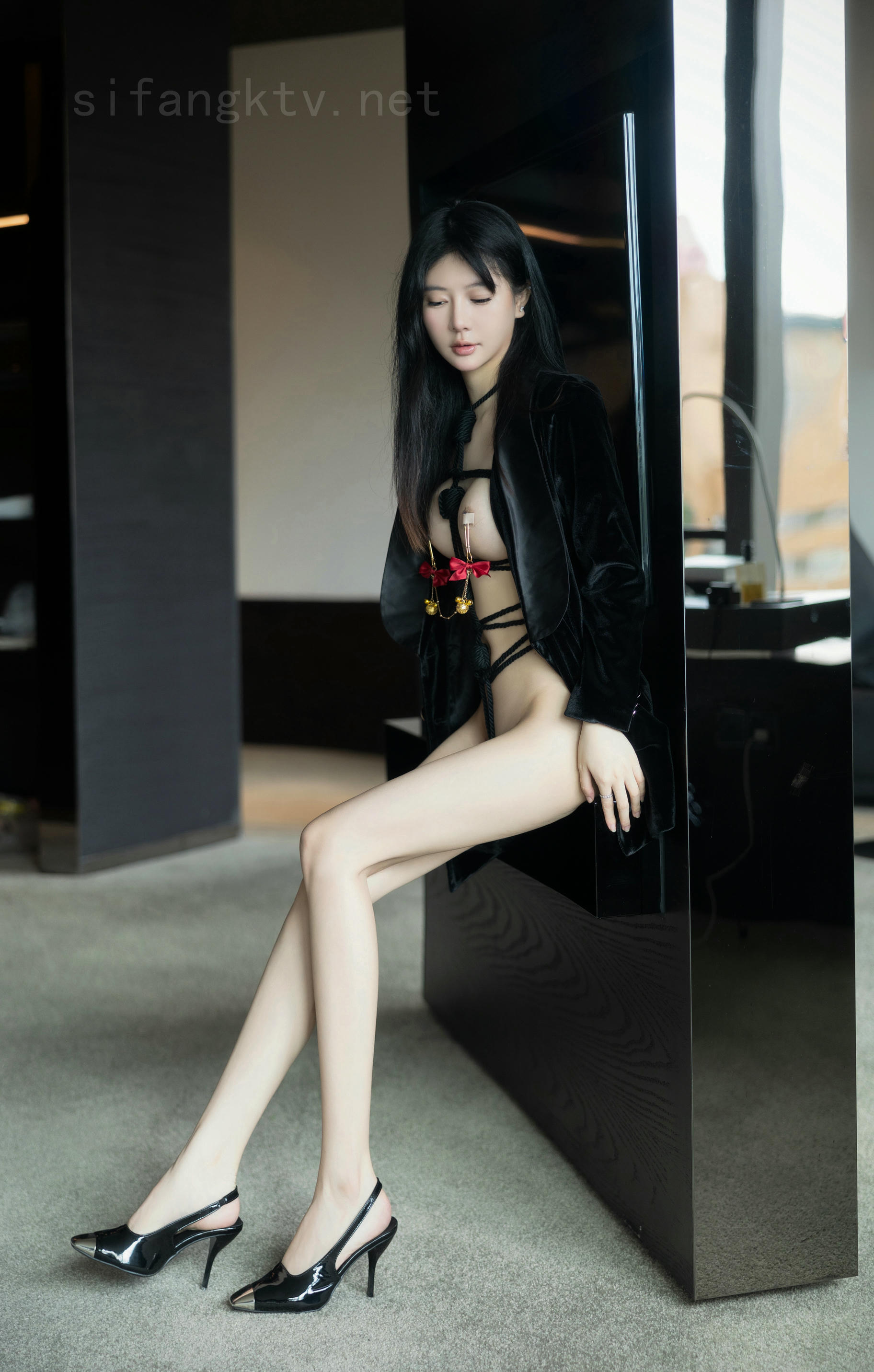 谢小蒽(幼幼)-XIUREN NO.7121 风衣 [113P+2V 1.41 GB]_第2集