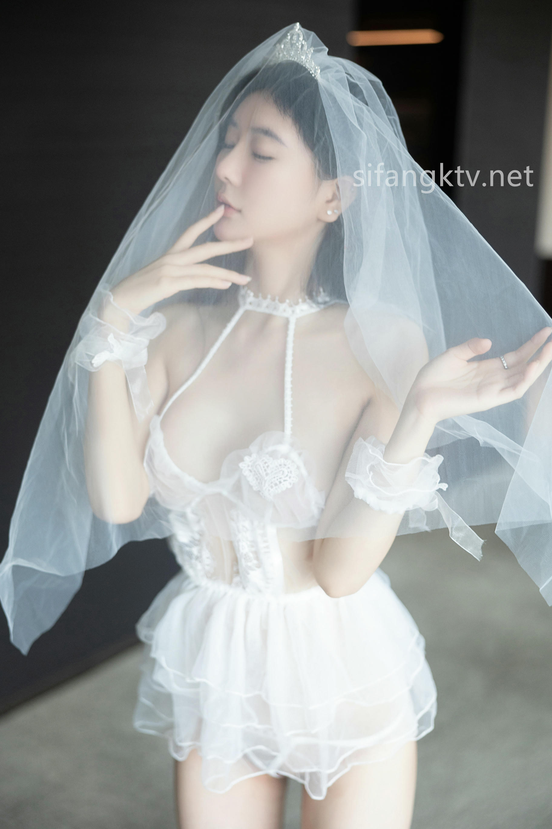 谢小蒽(幼幼)-XIUREN NO.7165 白色婚纱 [142P+4V 2.35 GB]_第1集