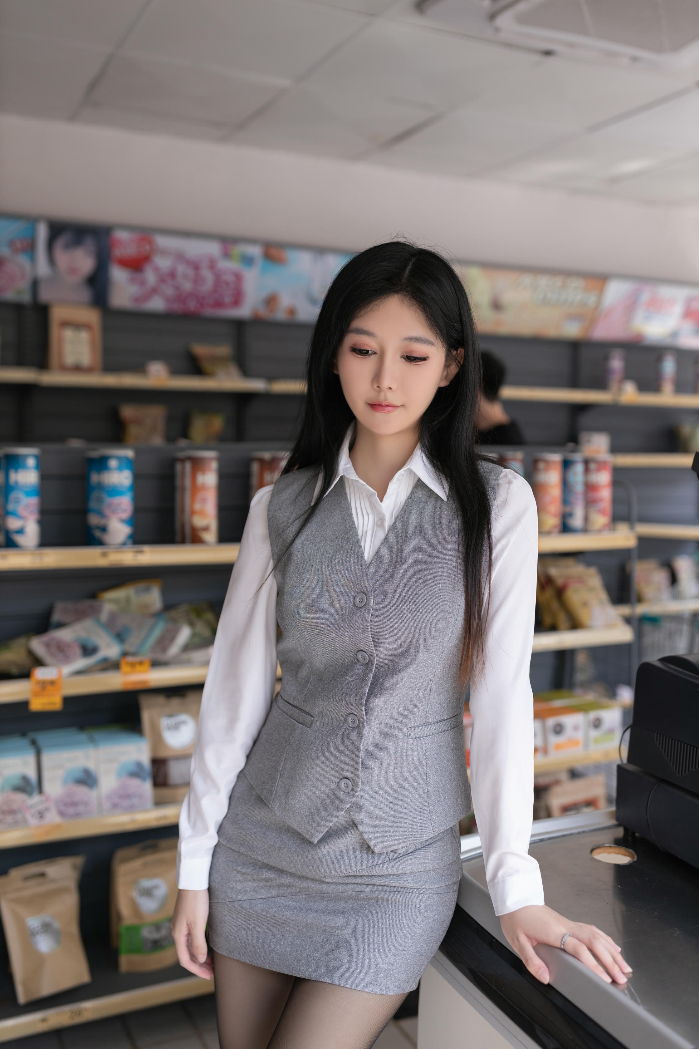 谢小蒽(幼幼) 《超市收银》职业女性成熟美 [100P／1.04GB]_第1集