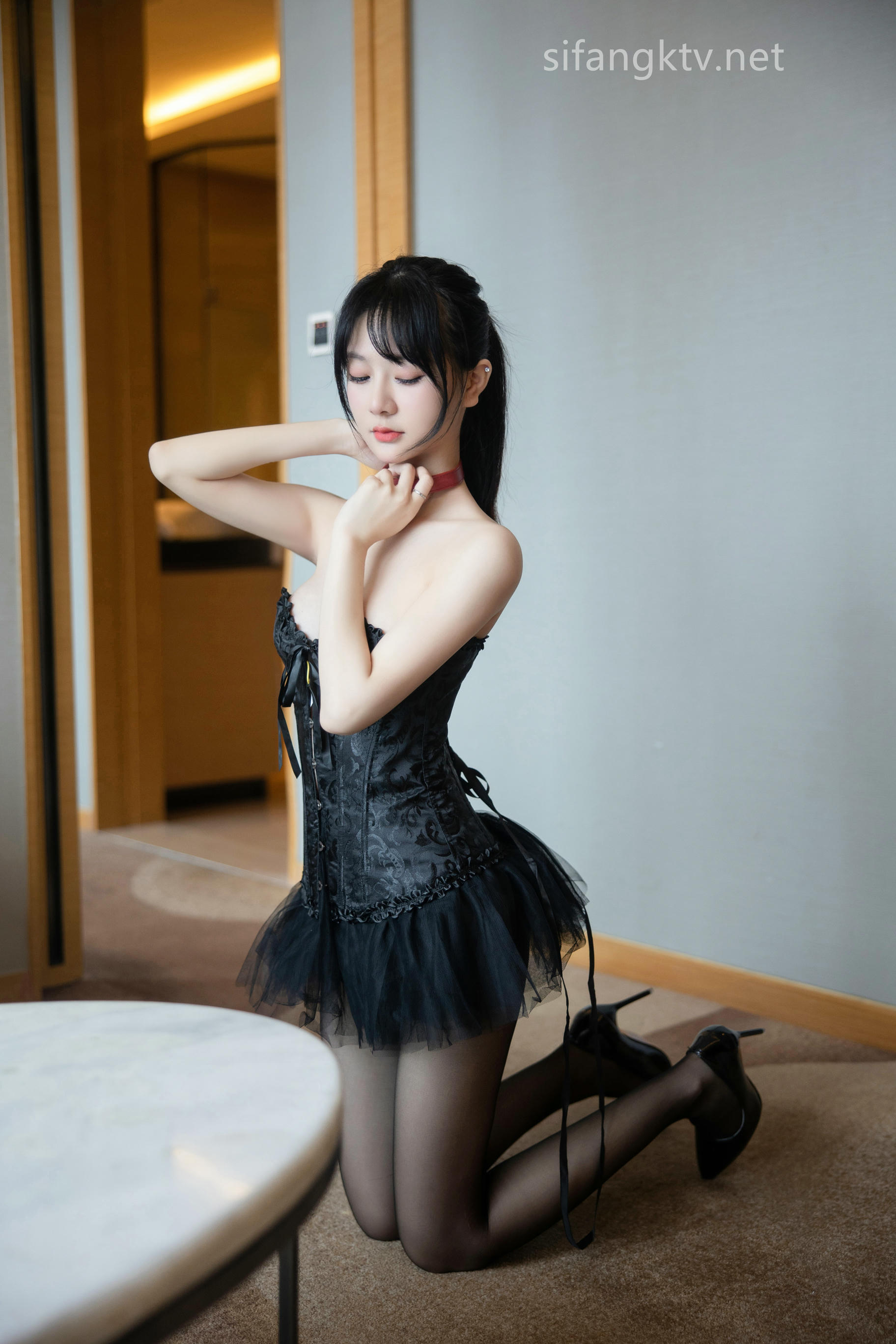 谢小蒽(幼幼) 清纯性感黑丝露肩礼裙[92P+1V／1.25GB]_第1集