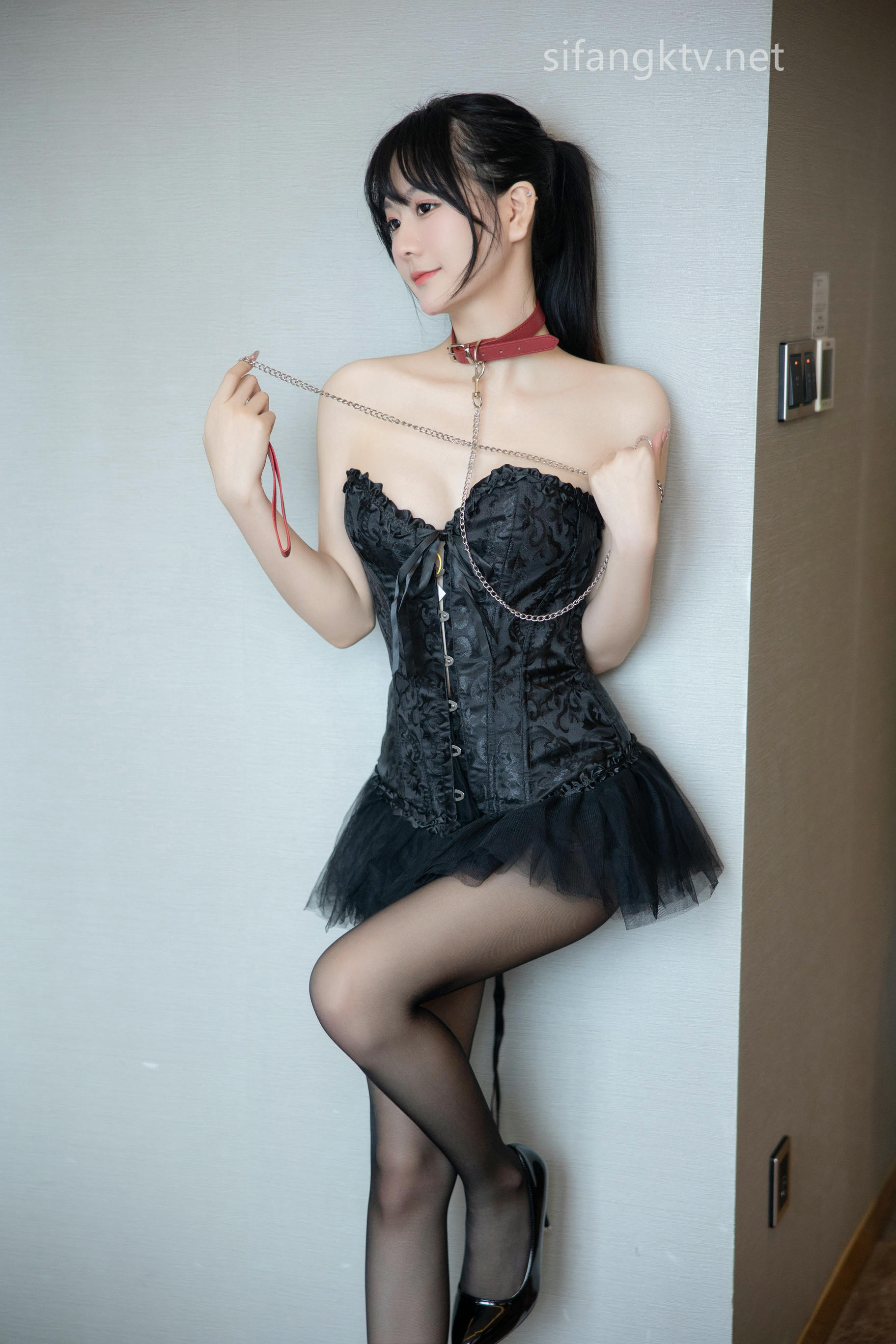 谢小蒽(幼幼) 清纯性感黑丝露肩礼裙[92P+1V／1.25GB]_第2集