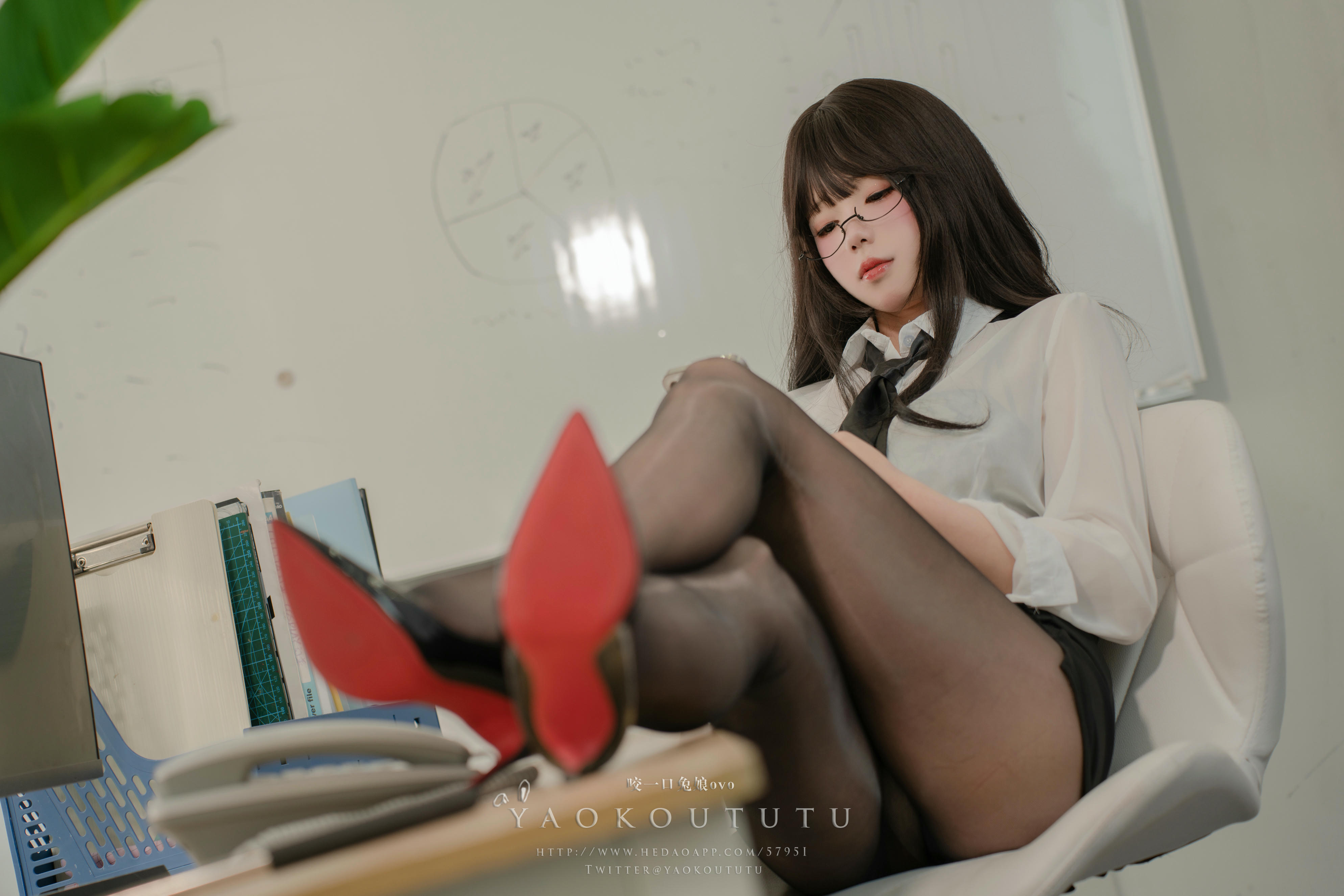 黏黏团子兔 NO.059 咬一口兔娘ovo 老板发现的秘密 [63P1V 1.27GB]_第1集