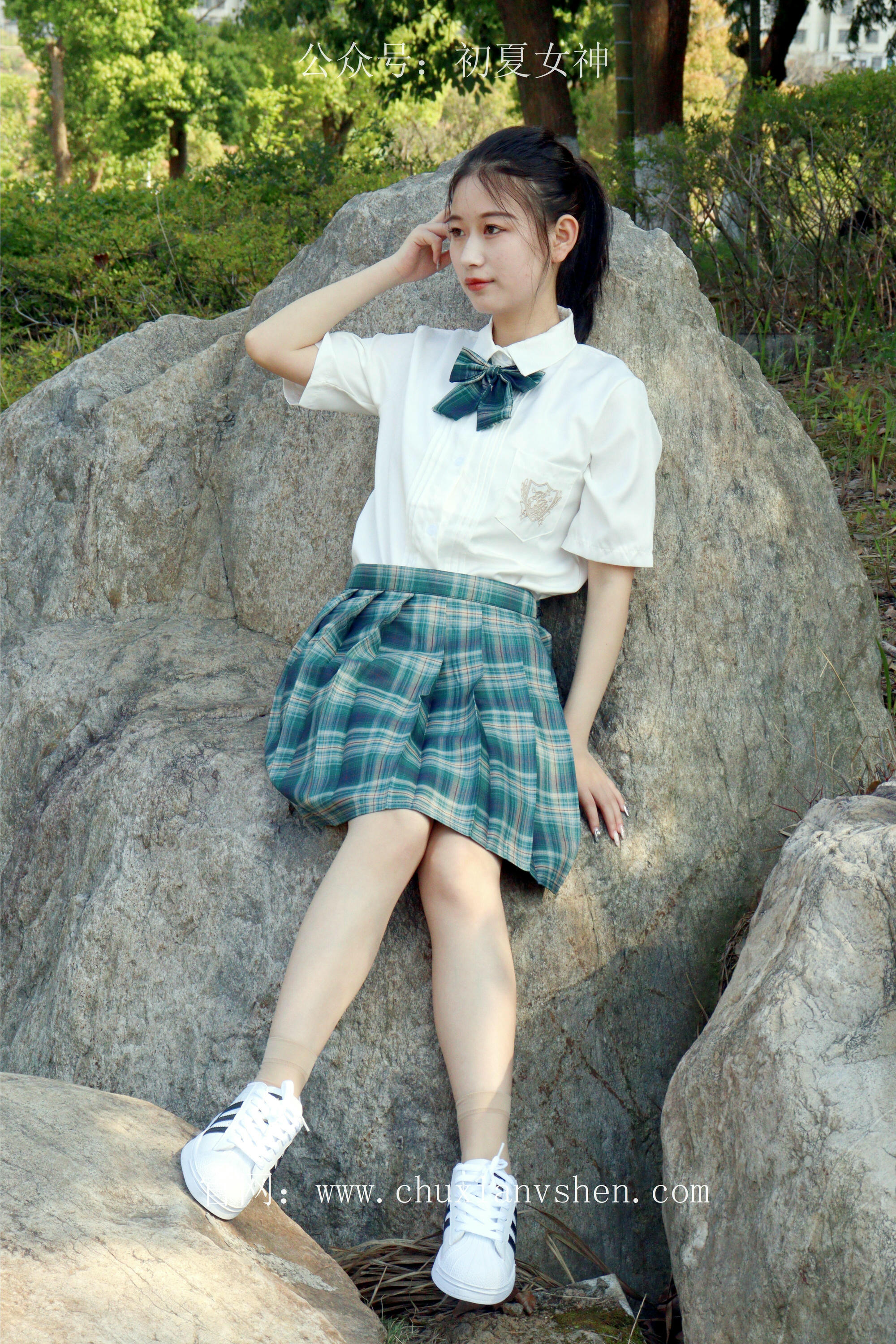 初夏女神 NO.232 念念~墨绿色JK搭配三叶草贝壳头鞋 [155P1V 4.84 GB]-155P_第1集