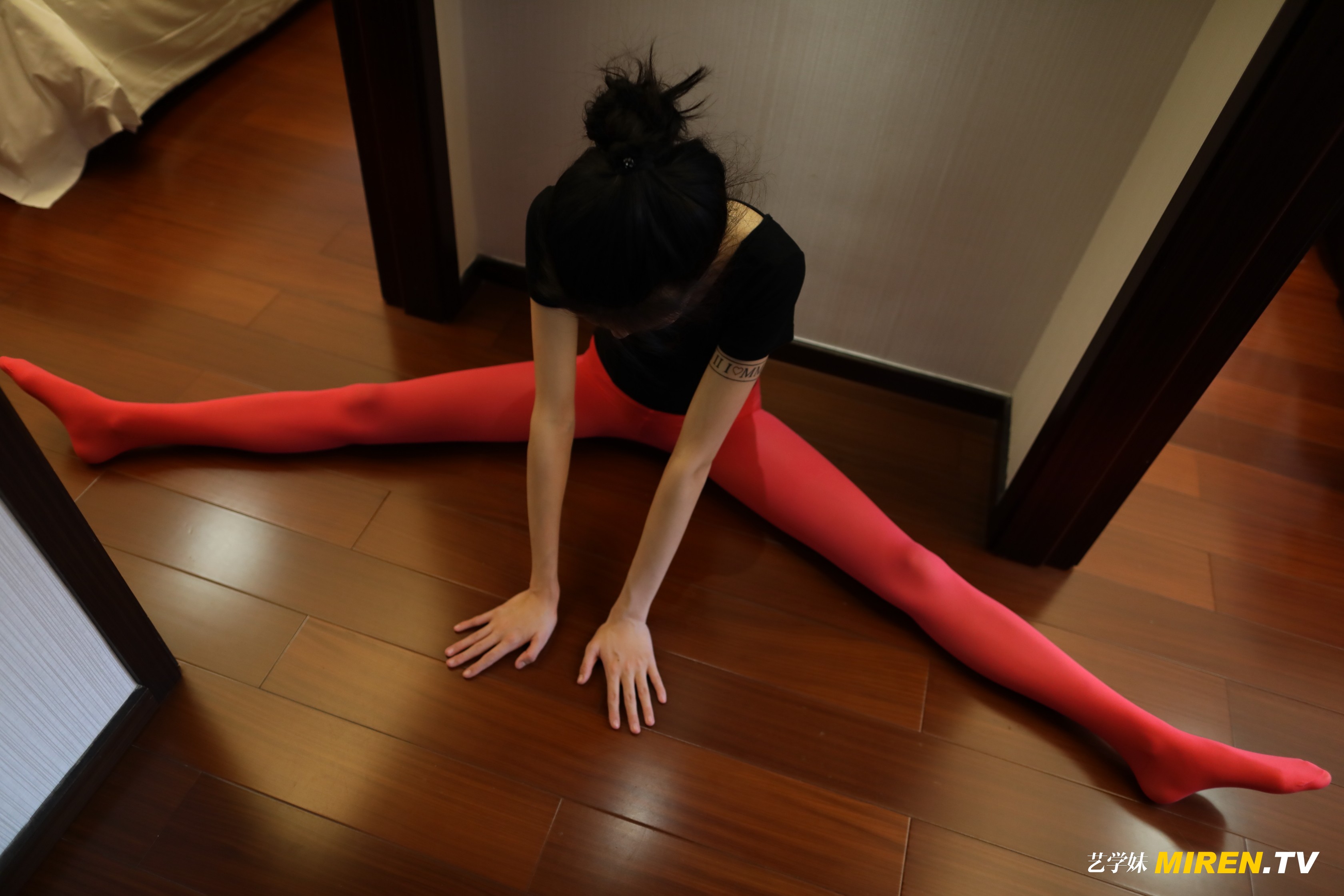 ROSI艺学妹 2020.03.27 NO.0110[75+1P／43.4MB]_第1集