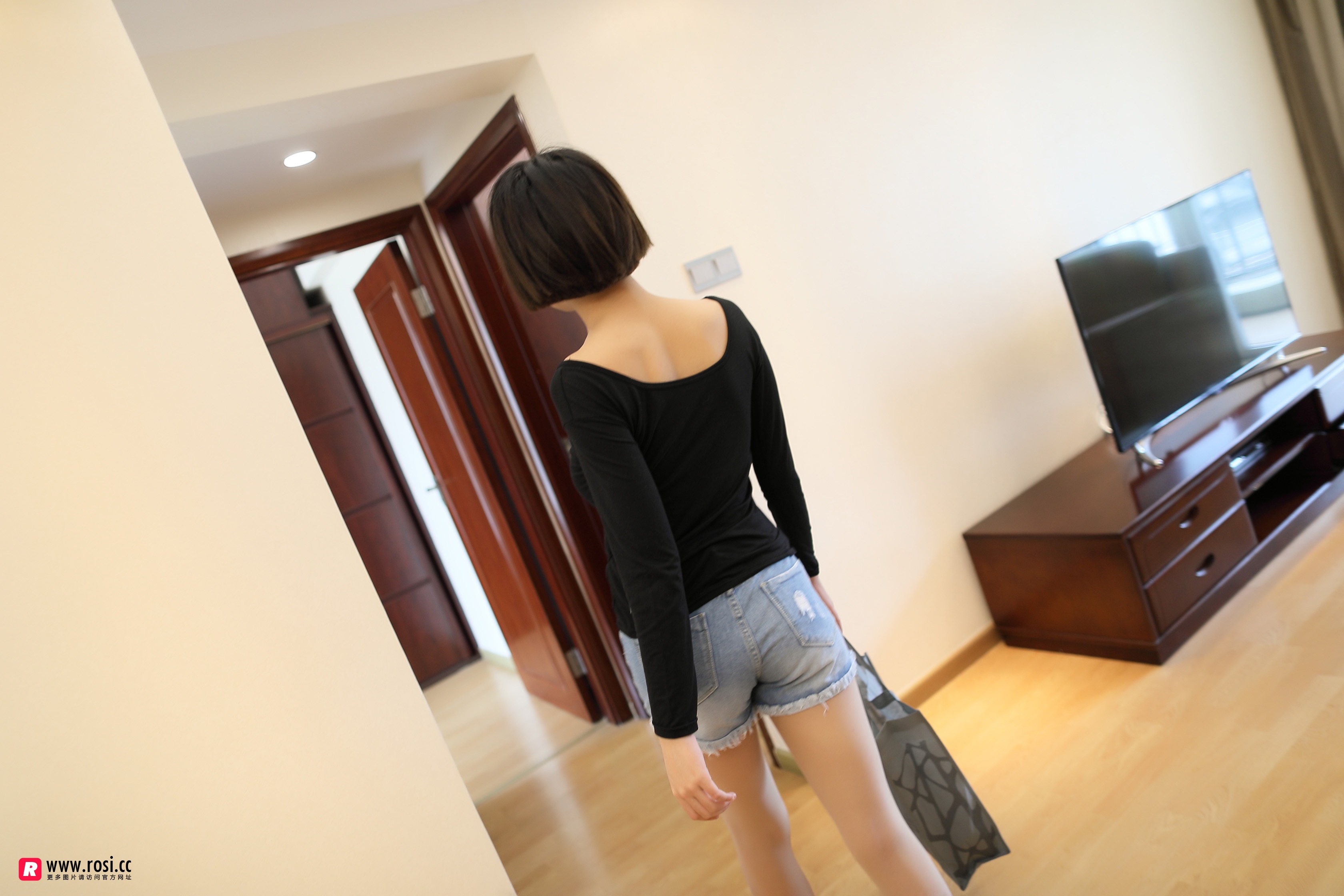 ROSI艺学妹 2018.08.25 NO.0017[75+1P／52.7M]_第1集