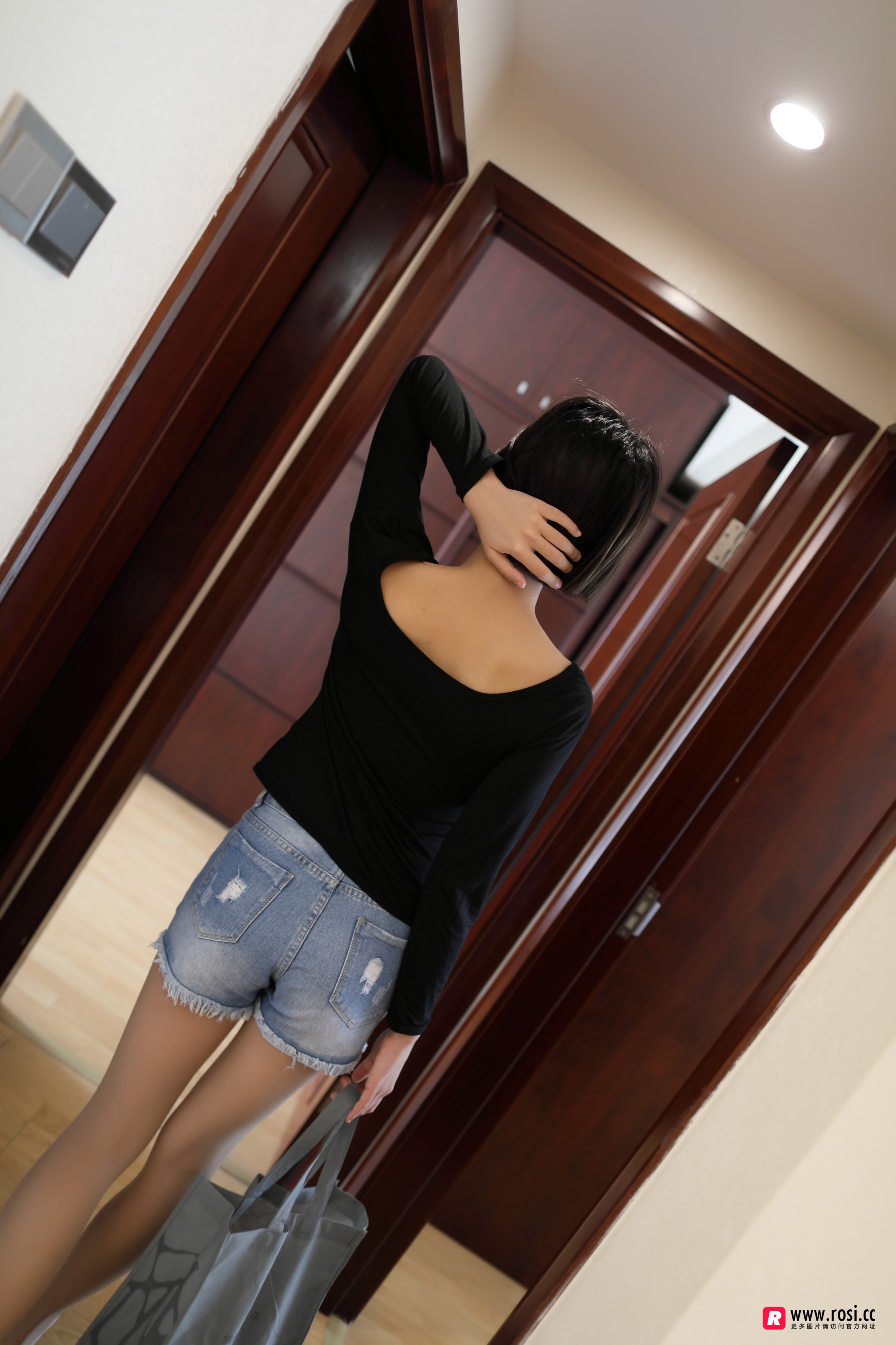 ROSI艺学妹 2018.08.25 NO.0017[75+1P／52.7M]_第1集
